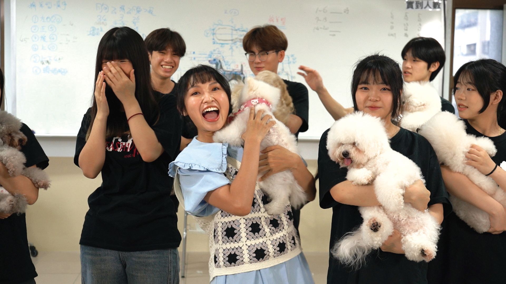 主持人邱若瑜在育達高中寵物造型設計社與快樂的毛小孩一起相處