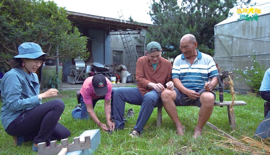 主持人收到指示要來六龜頂荖濃與大武壠族學技藝