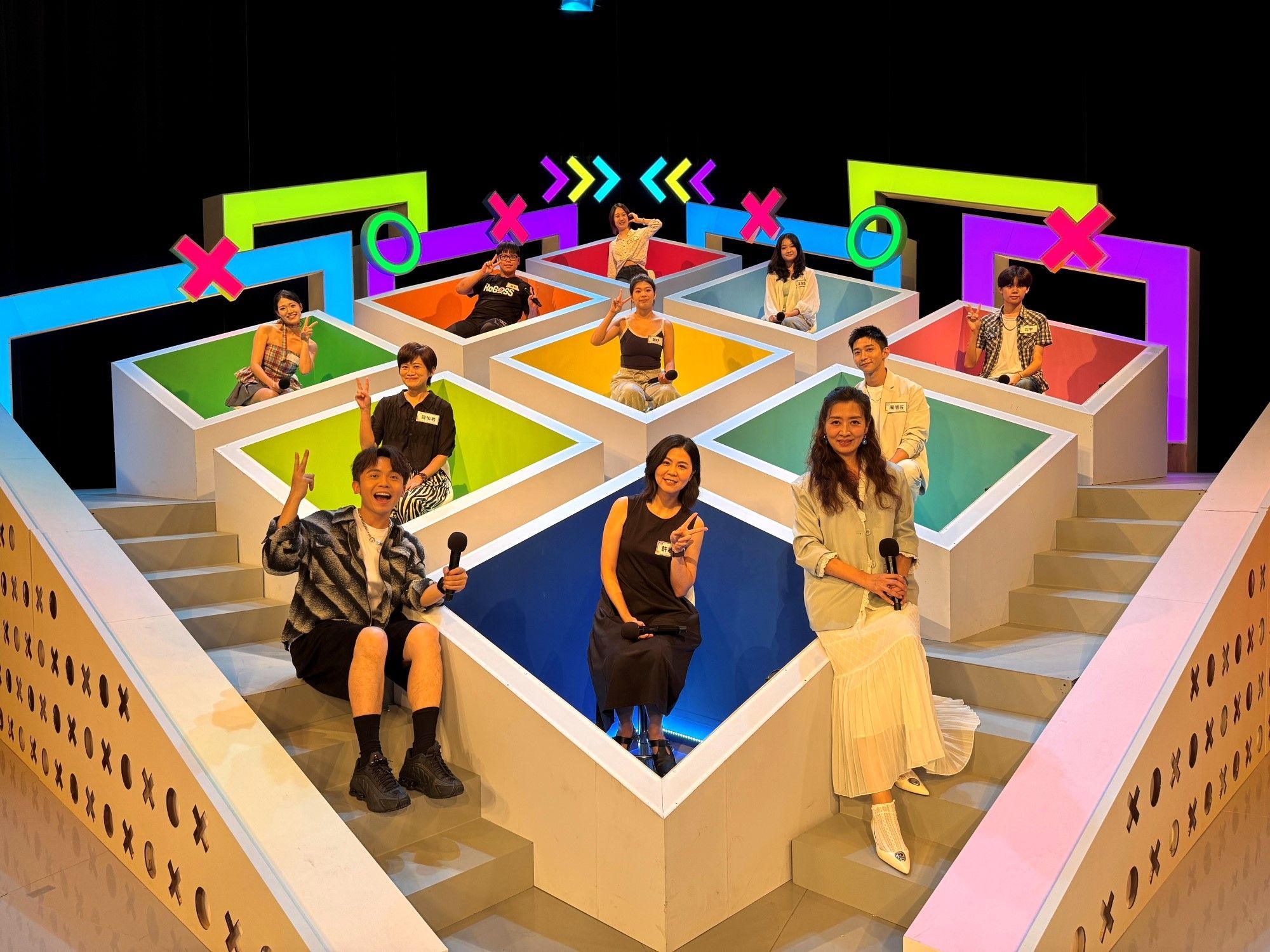 少年、家長、網紅、心理師在節目中世代對話