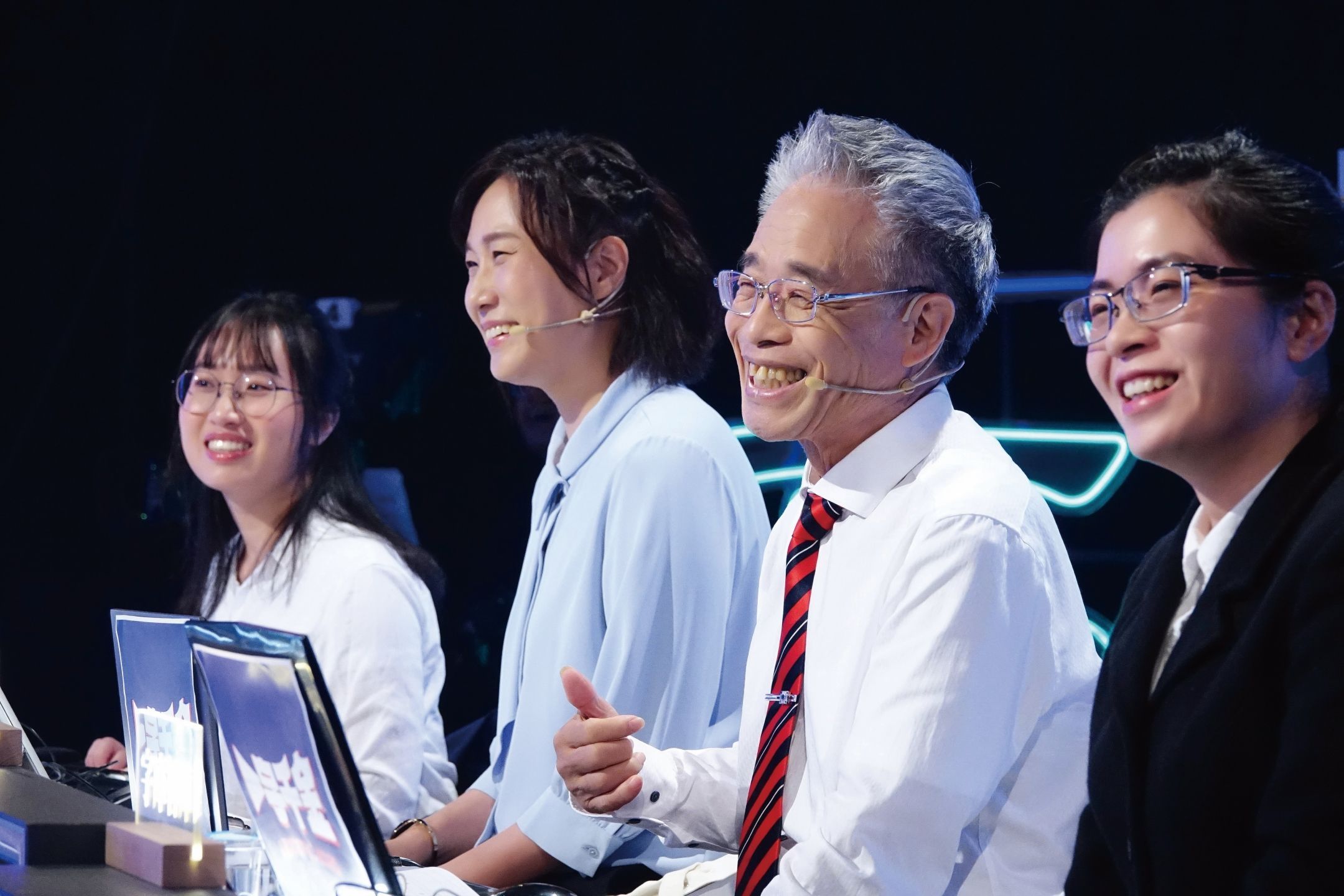 季旭昇教授（右二）解析時妙語如珠，常逗得大家哈哈大笑