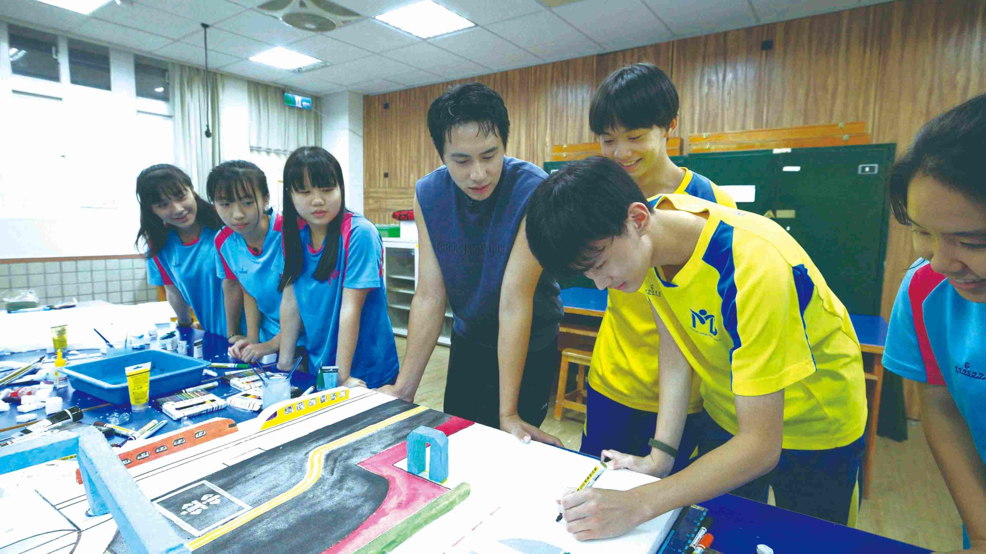 基隆市明德國中同學為步道加寬製作簡報