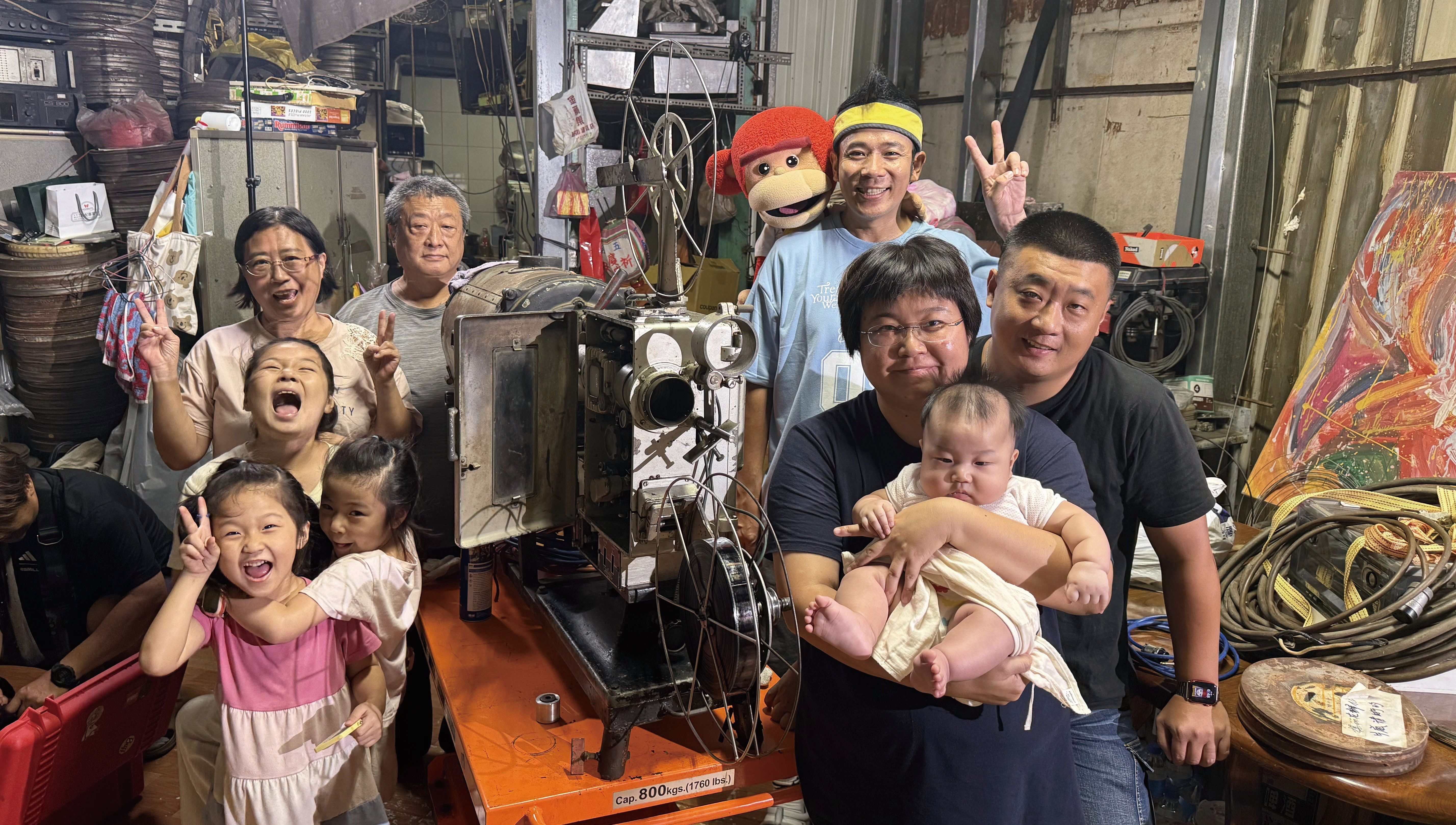 戶外放映師一家