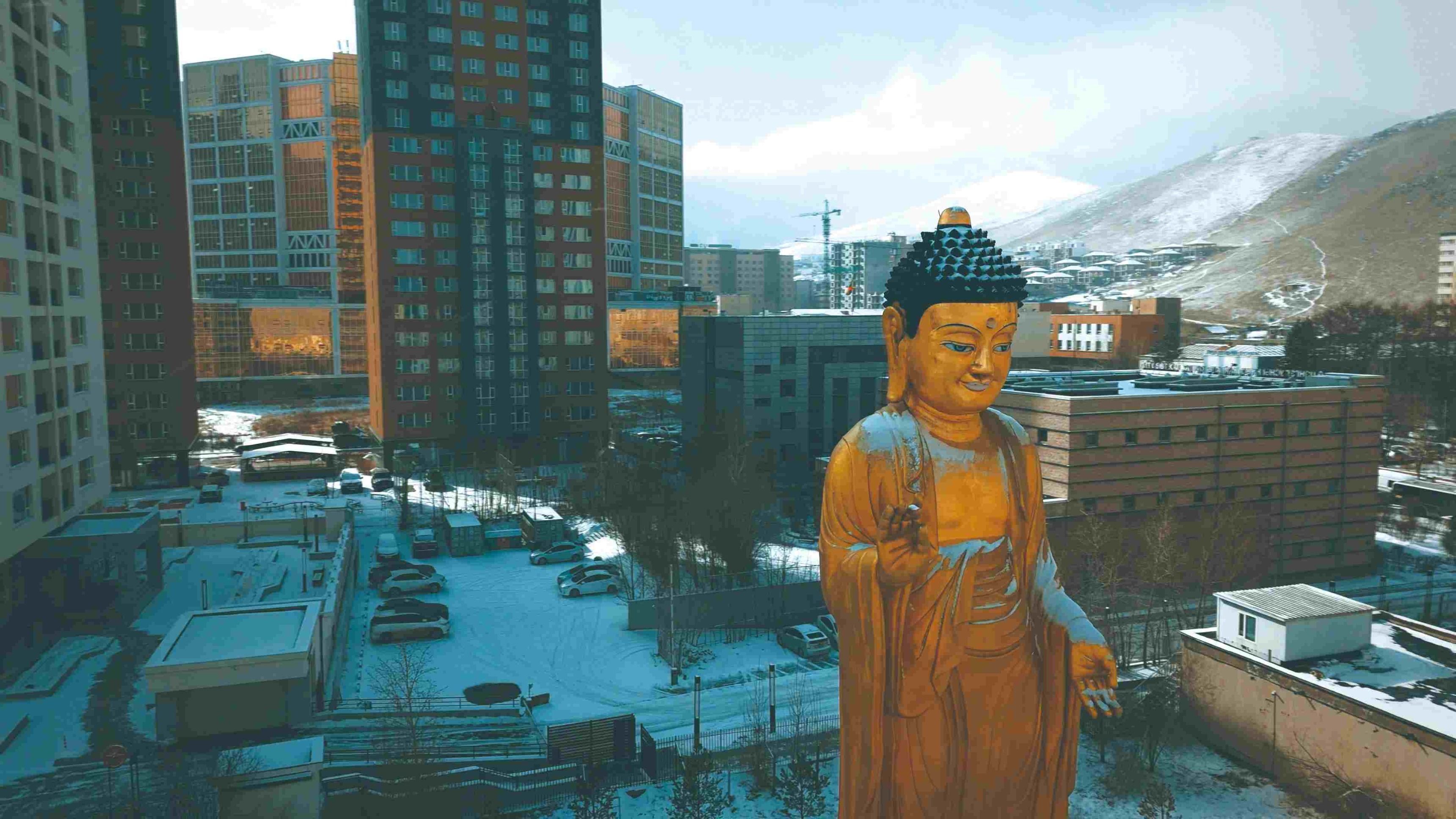 蒙古烏蘭巴托，佛像與現代城市建築並立