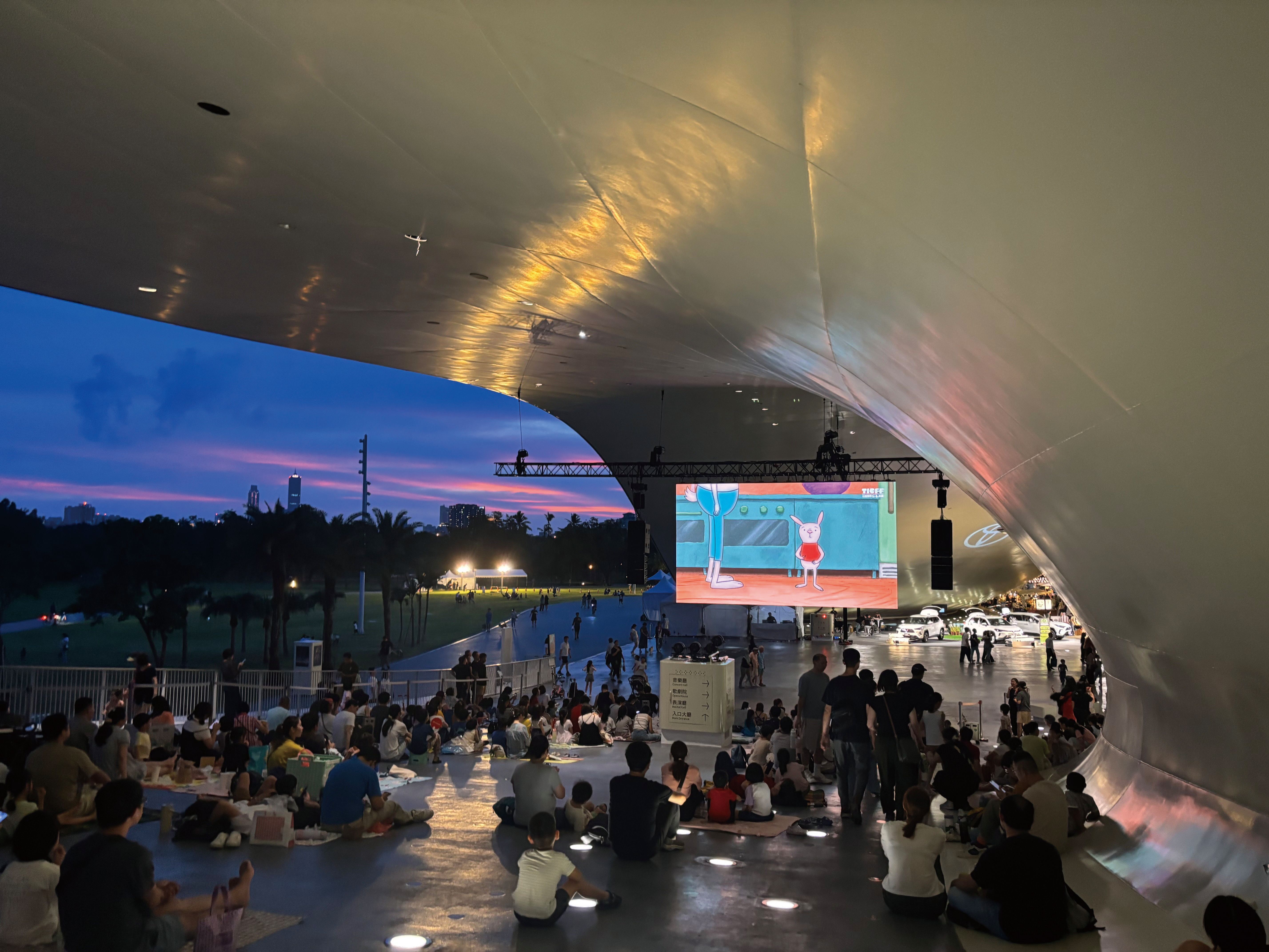 與高雄衛武營童樂節合作的大型戶外電影院放映