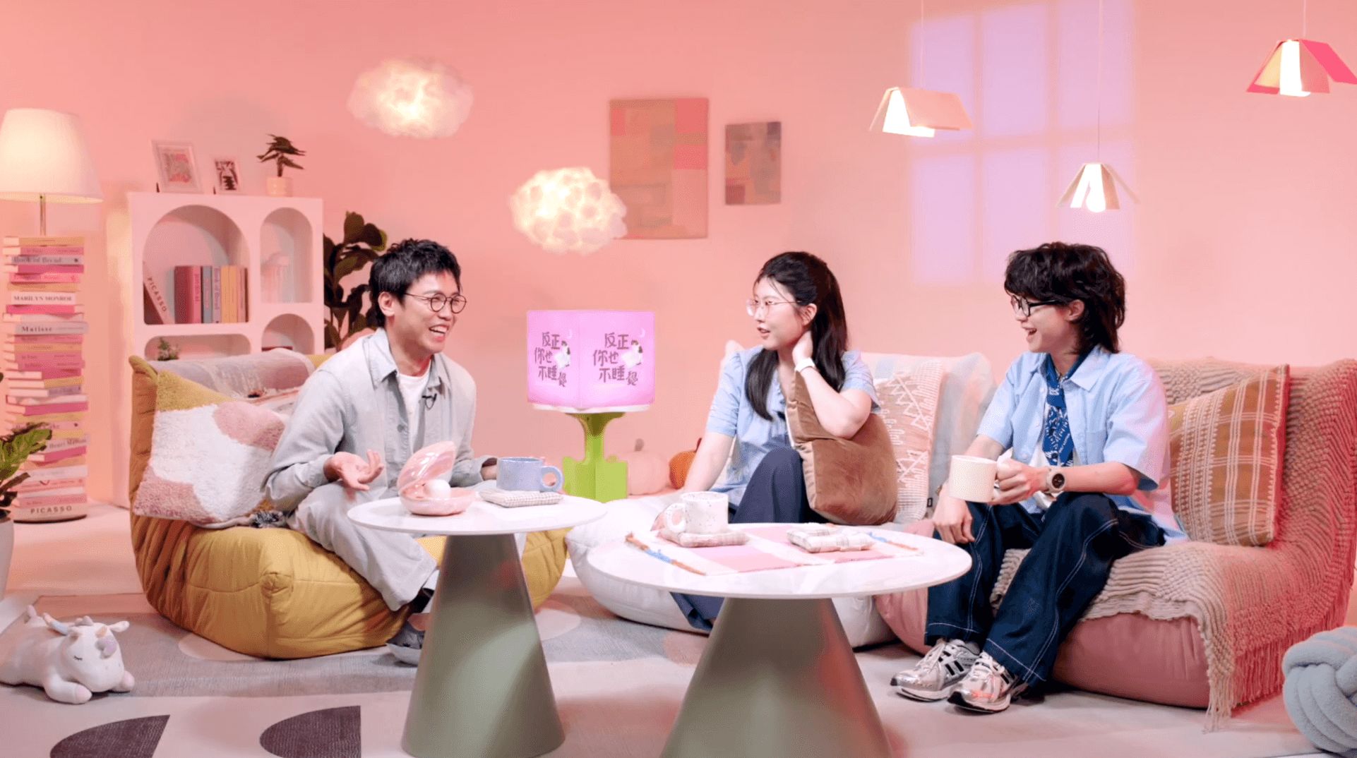 《反正你也不睡覺》來賓台通誠誠(左一)