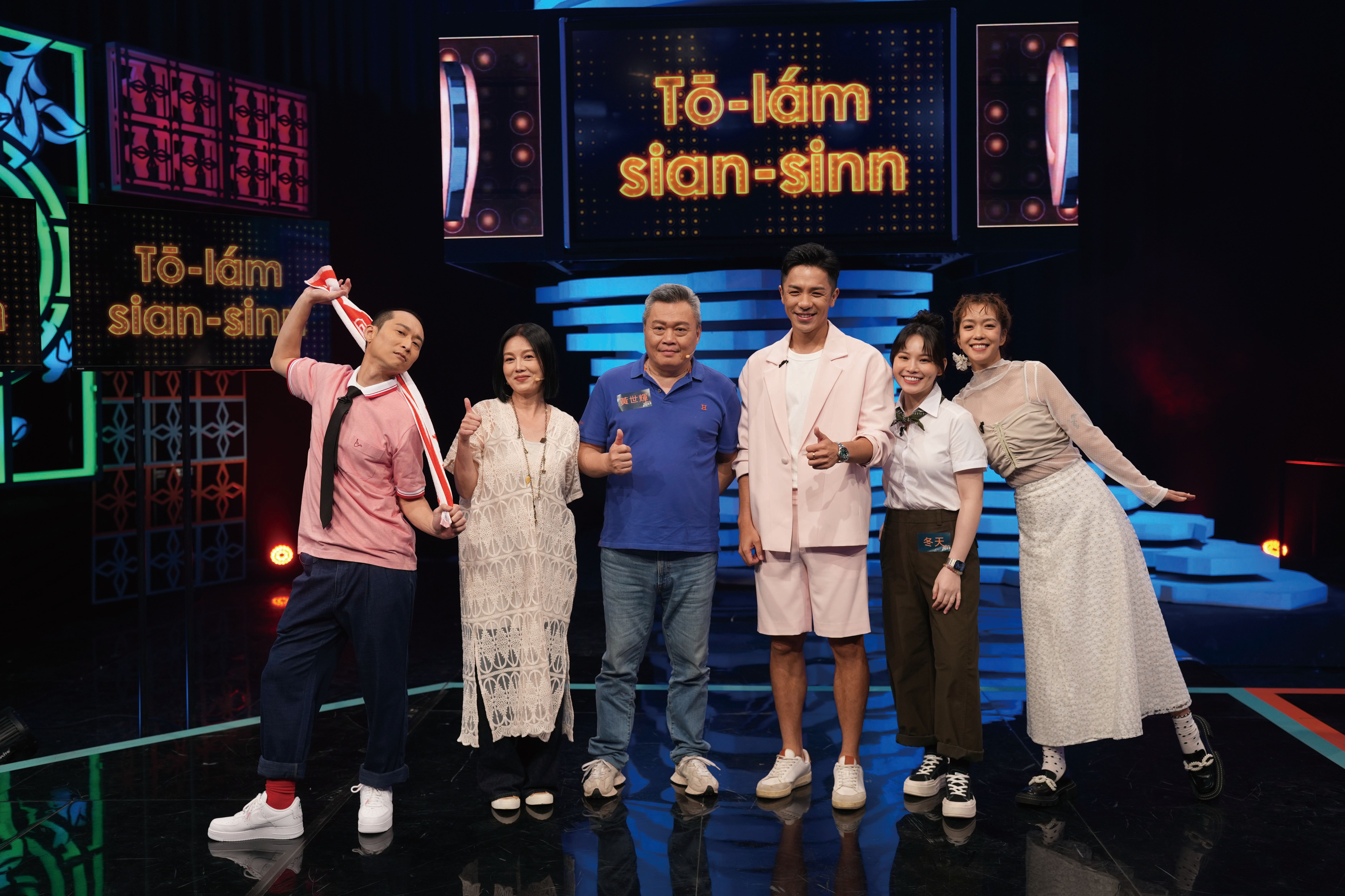 苗可麗擔任導覽先生領路介紹五分埔