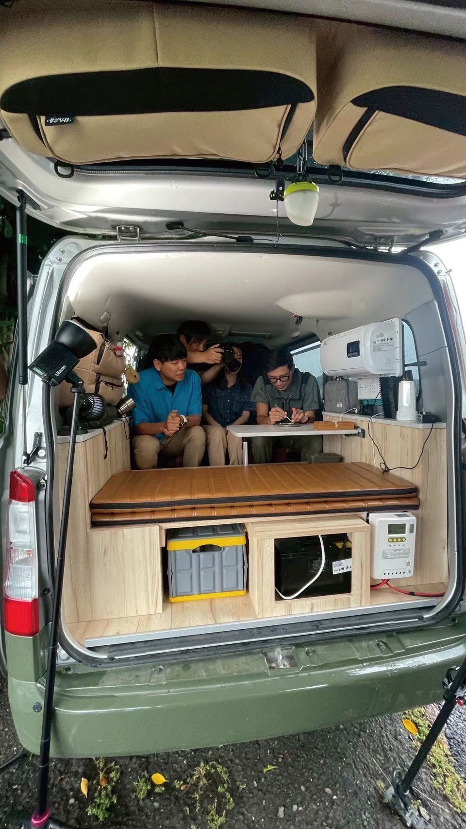 擠在小車廂中觀察昆蟲,八弟也覺得很幸福