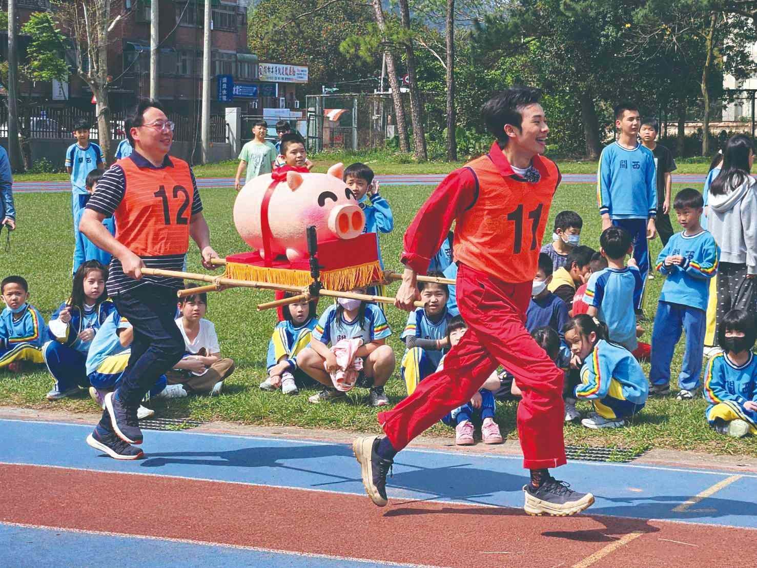 小勇士們與關西國小師生合力抬豬公在操場奔馳