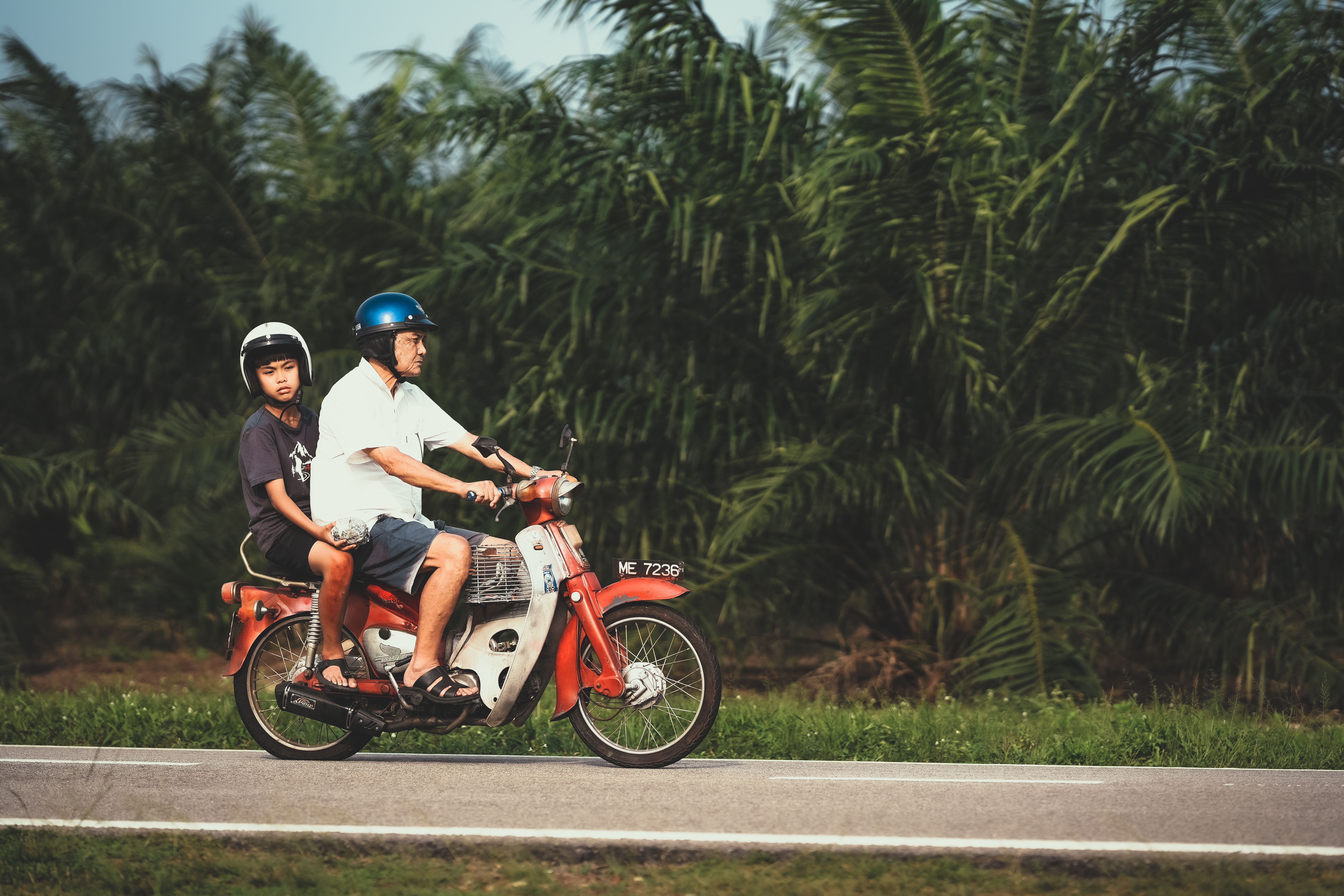阿榮是由外公隔代教養帶大