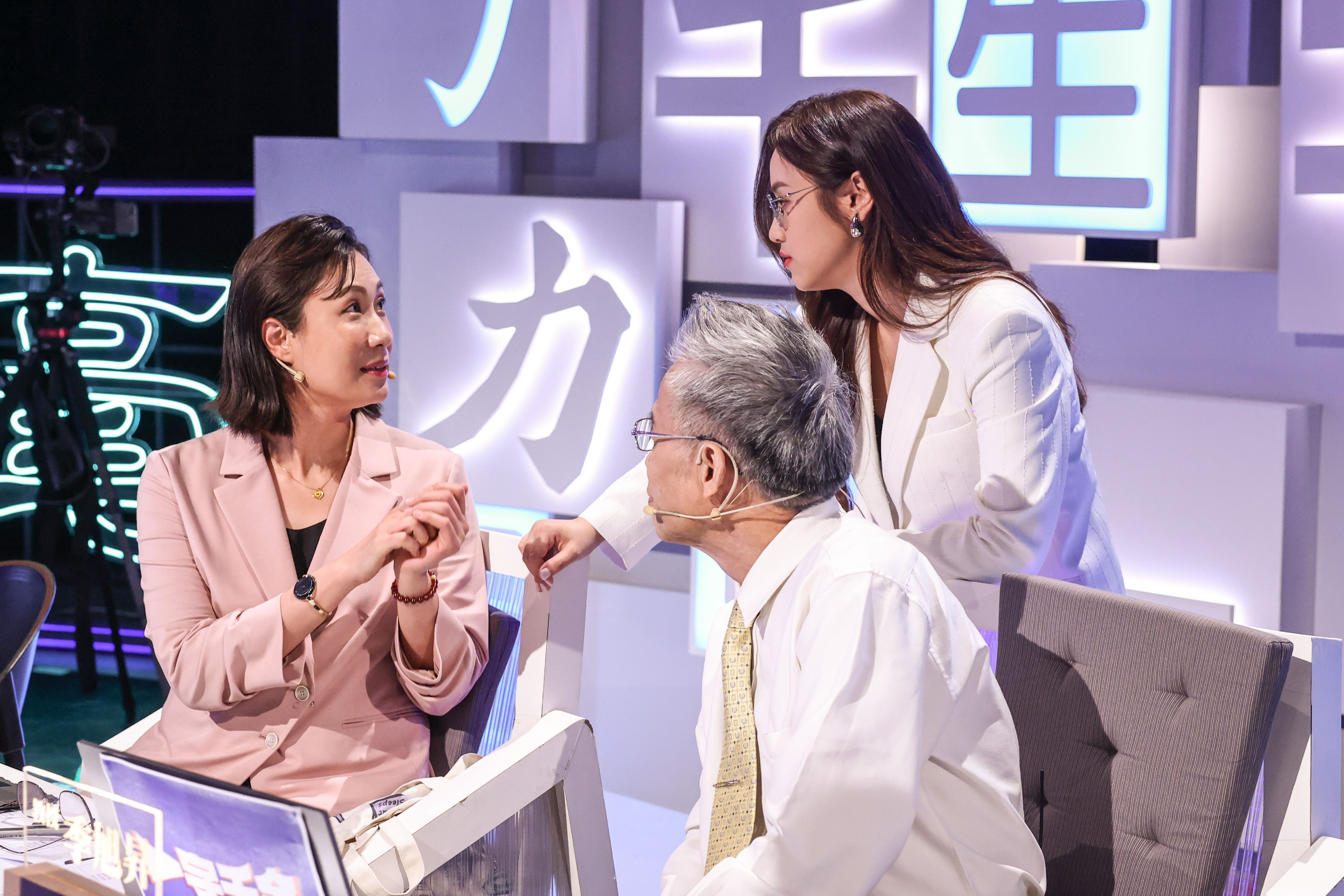 賽後仍認真討論的 Sandy 與教授