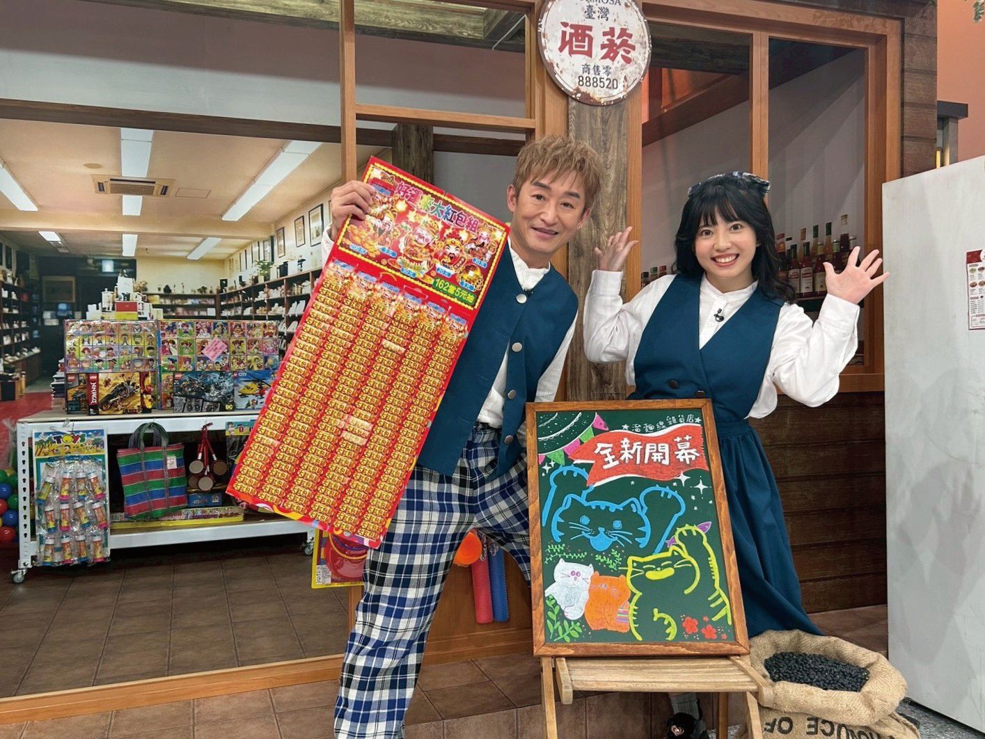 徐哲緯（左）與李穎珍與長輩們一起「溜麵線」