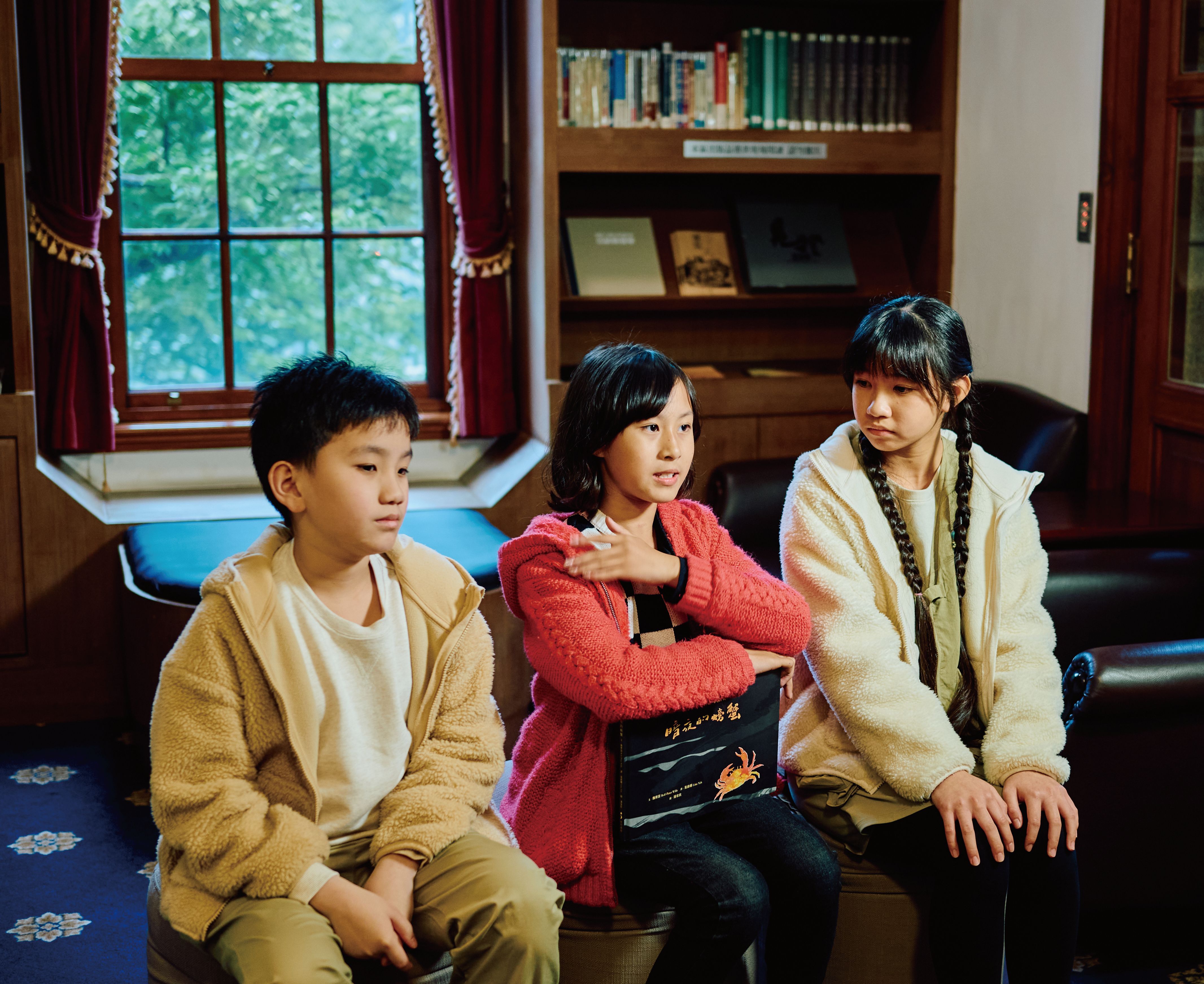 委託人翊蕎和定謙和Summer討論《暗夜的螃蟹》故事中人物的處境