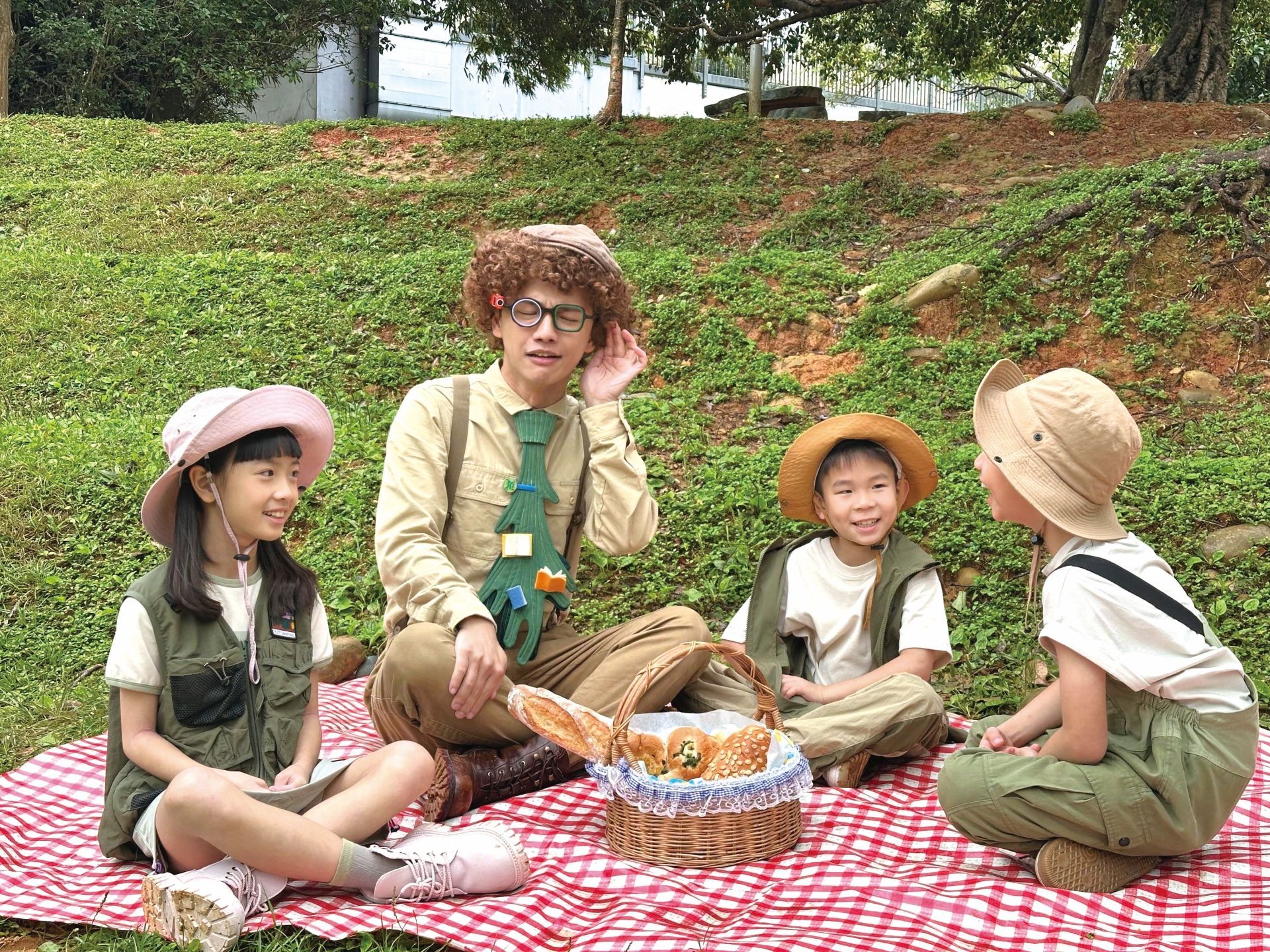 孩子在生活場景中觀察、聆聽、動手體驗