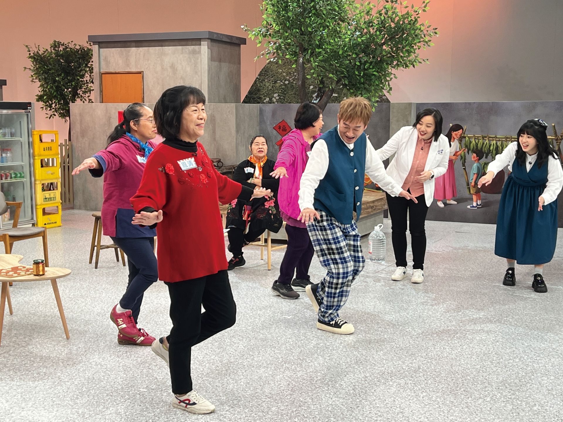 復健師指導大家一起做健身操