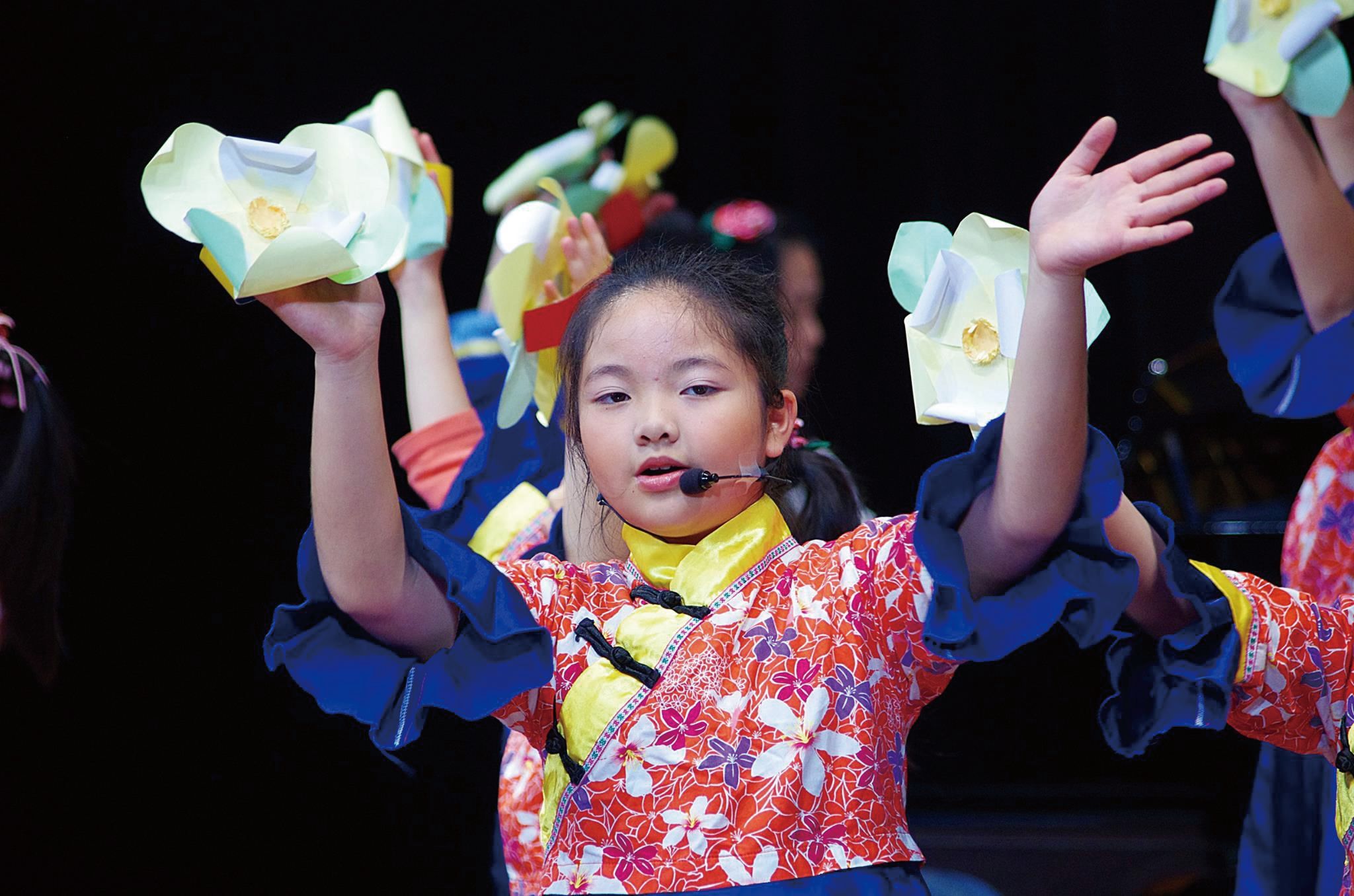 小朋友專注地展現學習客語的豐碩成果