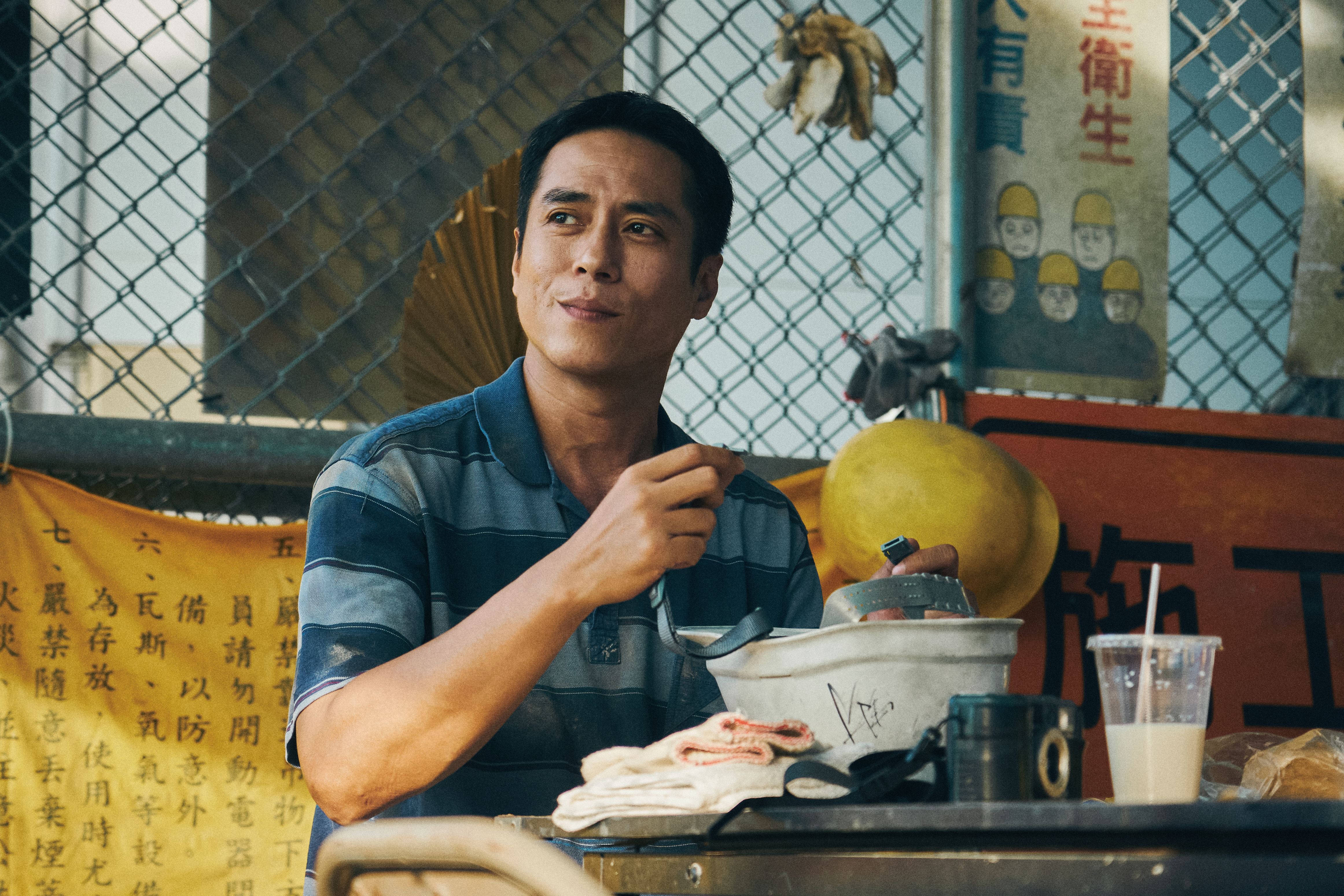 莊凱勛飾演帶領一票兄弟征戰各工地的女兒控工頭鍾成財