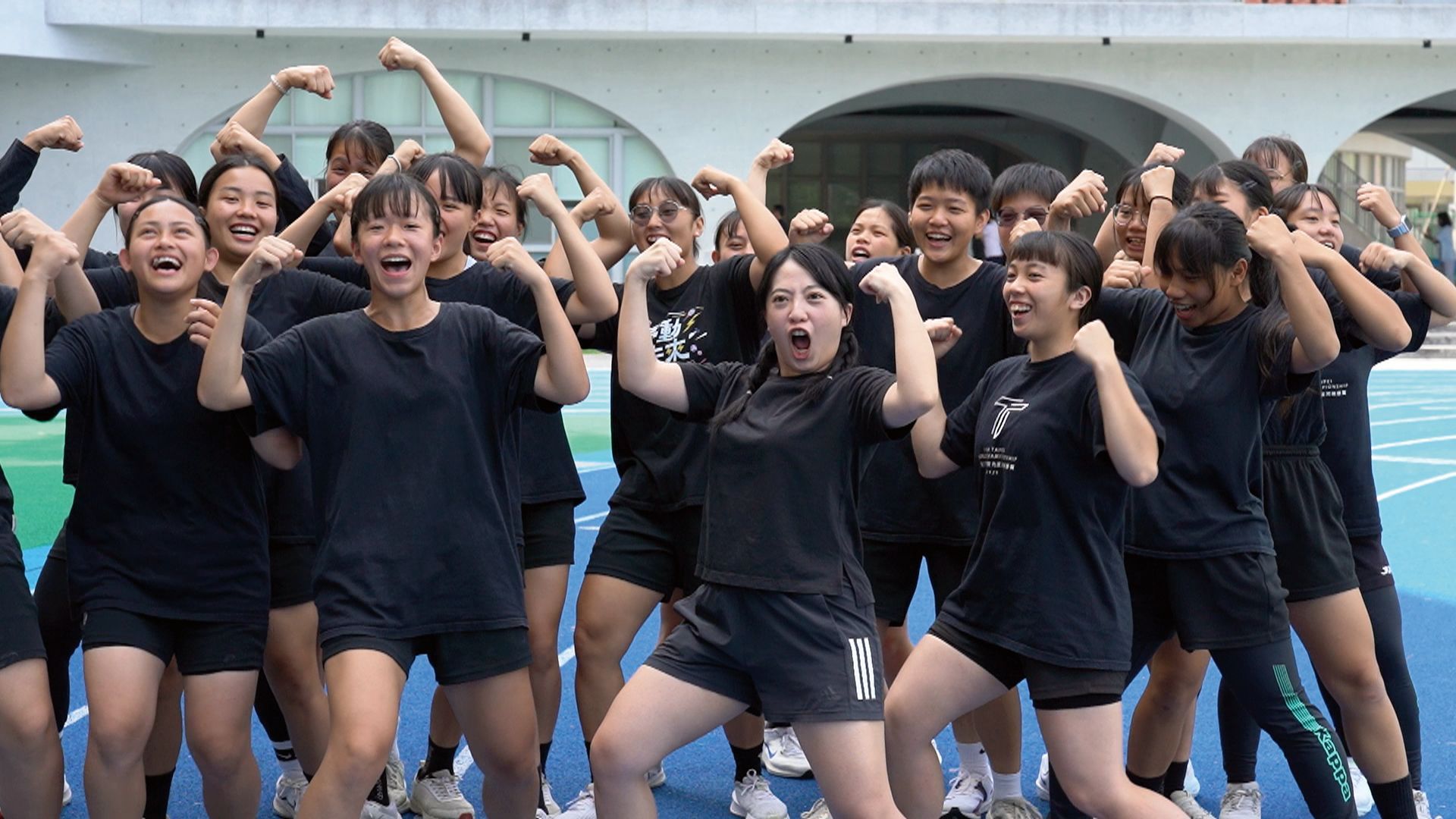 主持人李穎珍親身體驗景美女中拔河隊展現不屈不撓的精神