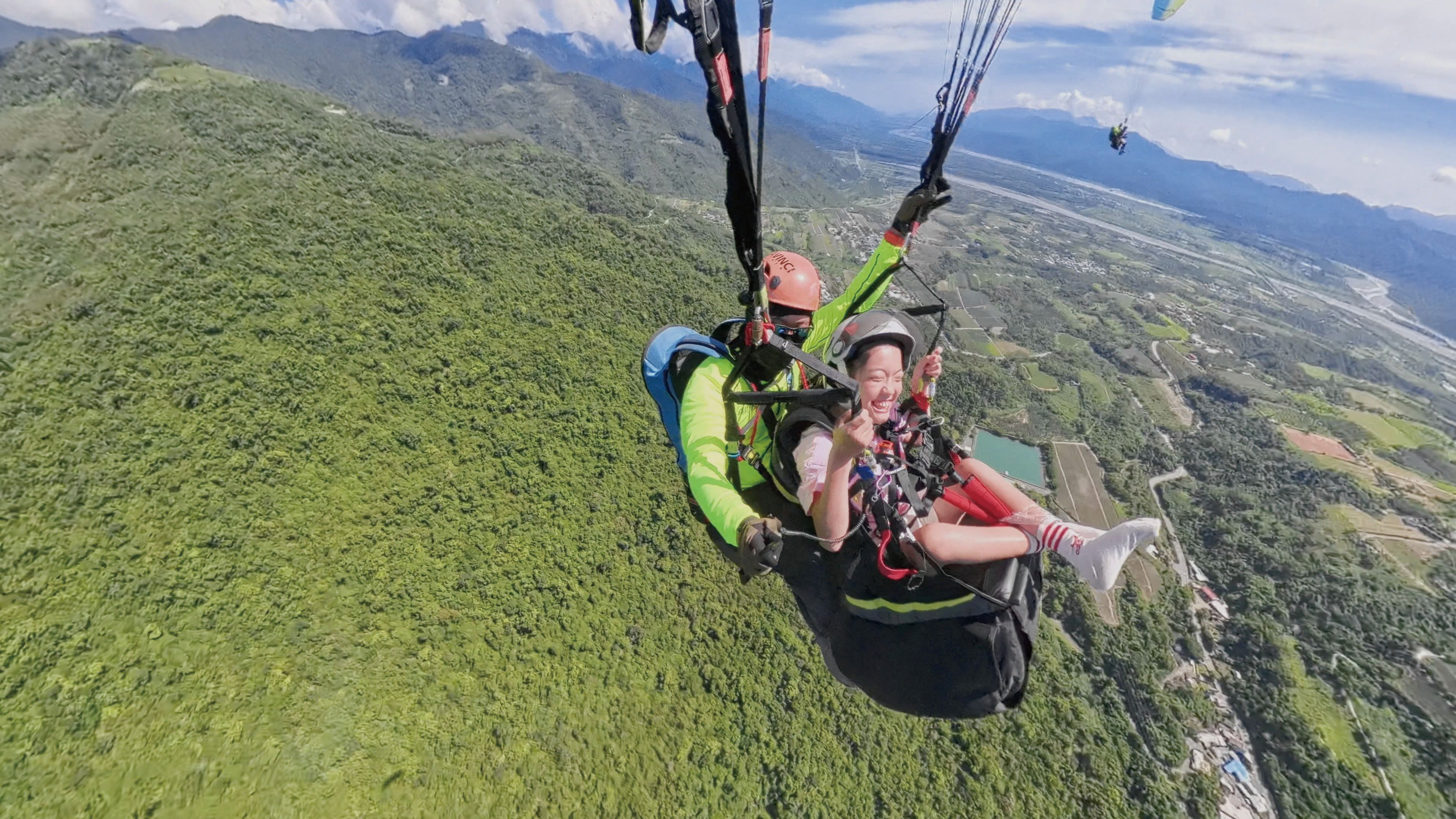 嘗試飛行傘的小米形容自己像個放大版的小鳥