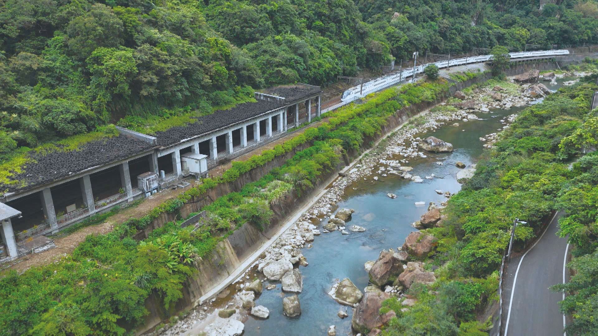 於基隆河山壁與河道間興建的「三貂嶺車站」