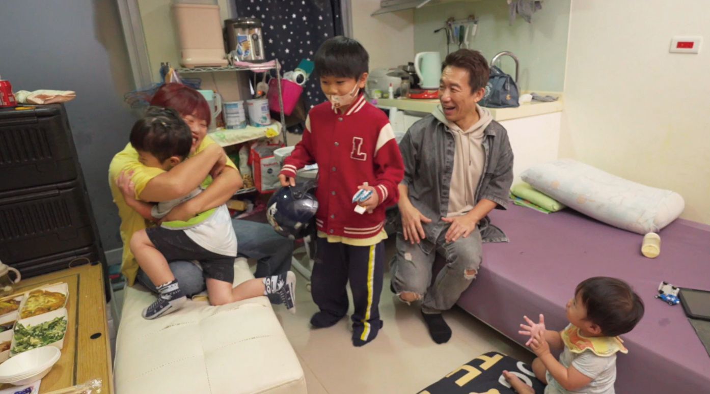 三個孩子與小婕的感情很親密