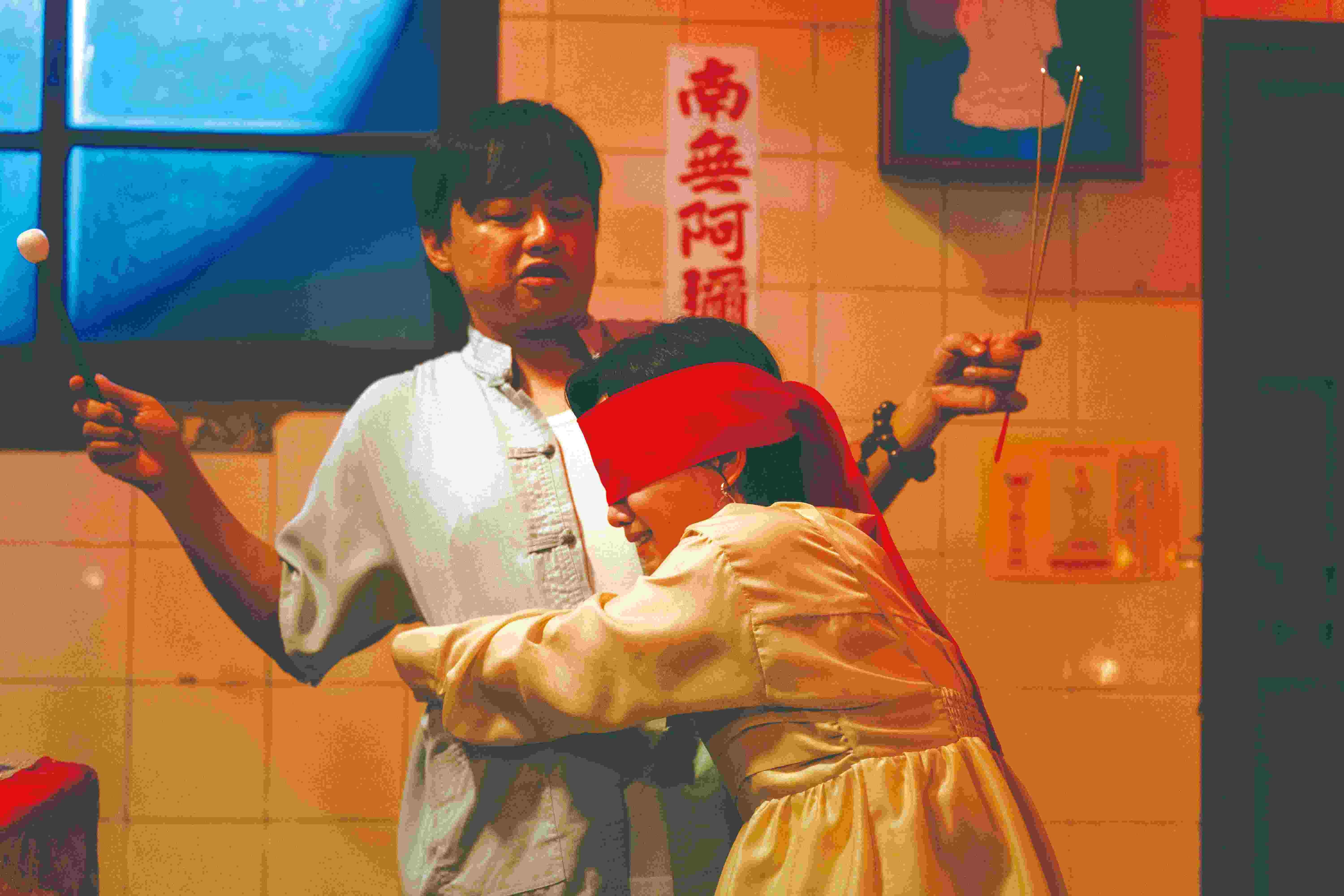 雅惠為了奪回遺產，重金誘惑師公替她觀落陰