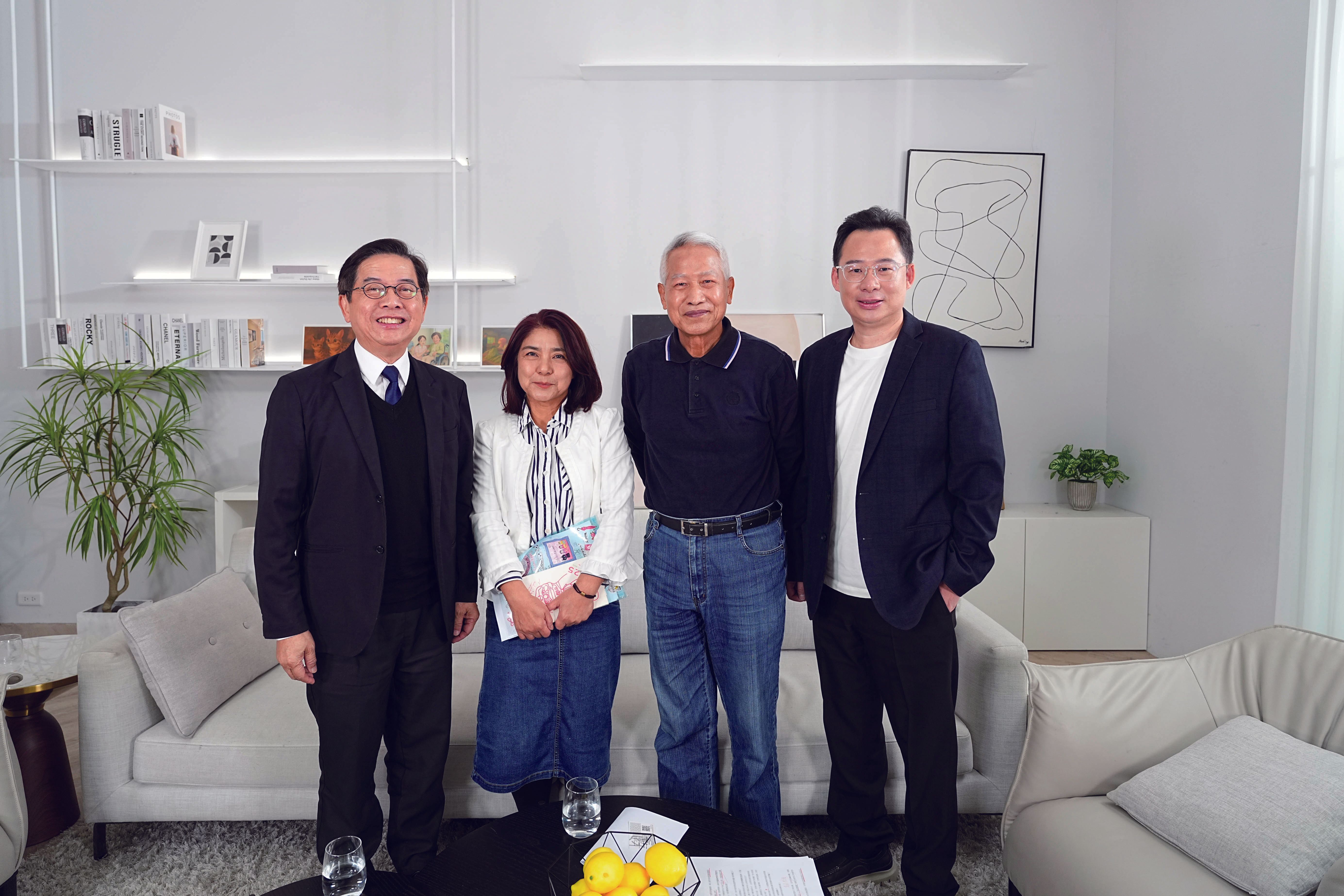 深入研究社區的教授江明修(左)與資深客家研究者徐兆泉(右二)、客台記者邱月華(左二)，以各自經驗表述