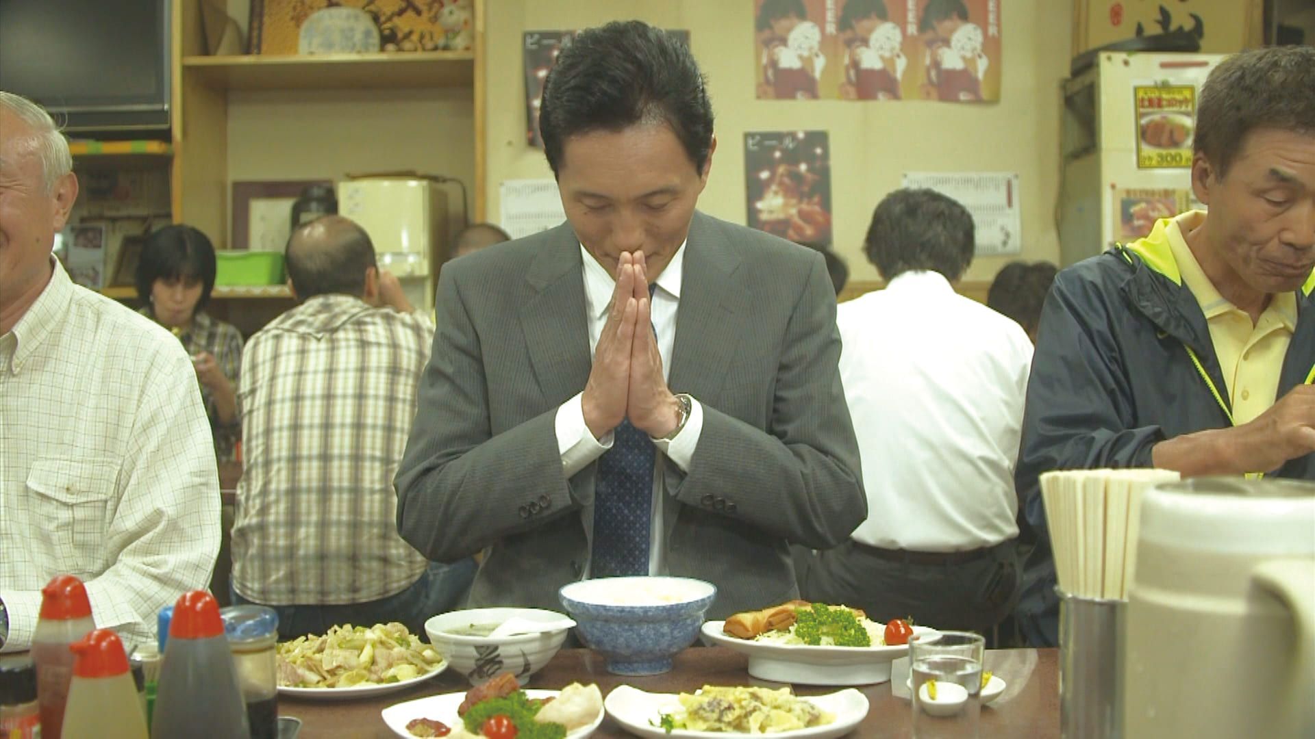 五郎大叔那極具感染力的滿足吃相,將日常的「吃飯」昇華為一種崇高的神聖儀式。