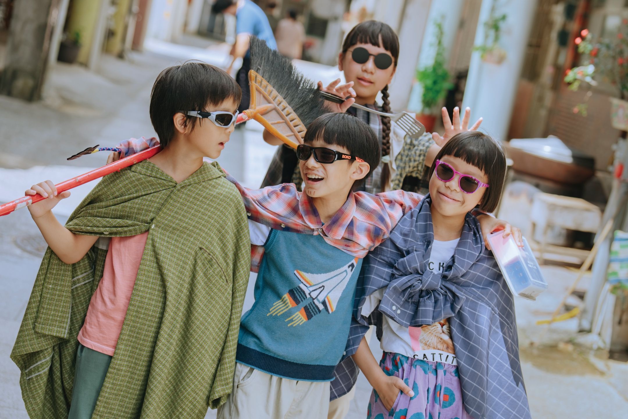 這一季孩子們還扮成討債大軍