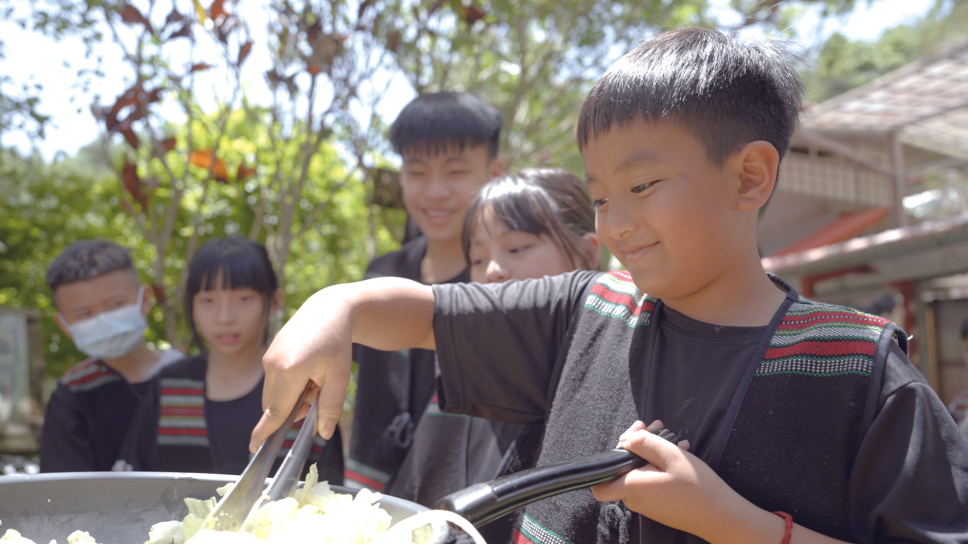 孩子自己動手學習煮麵