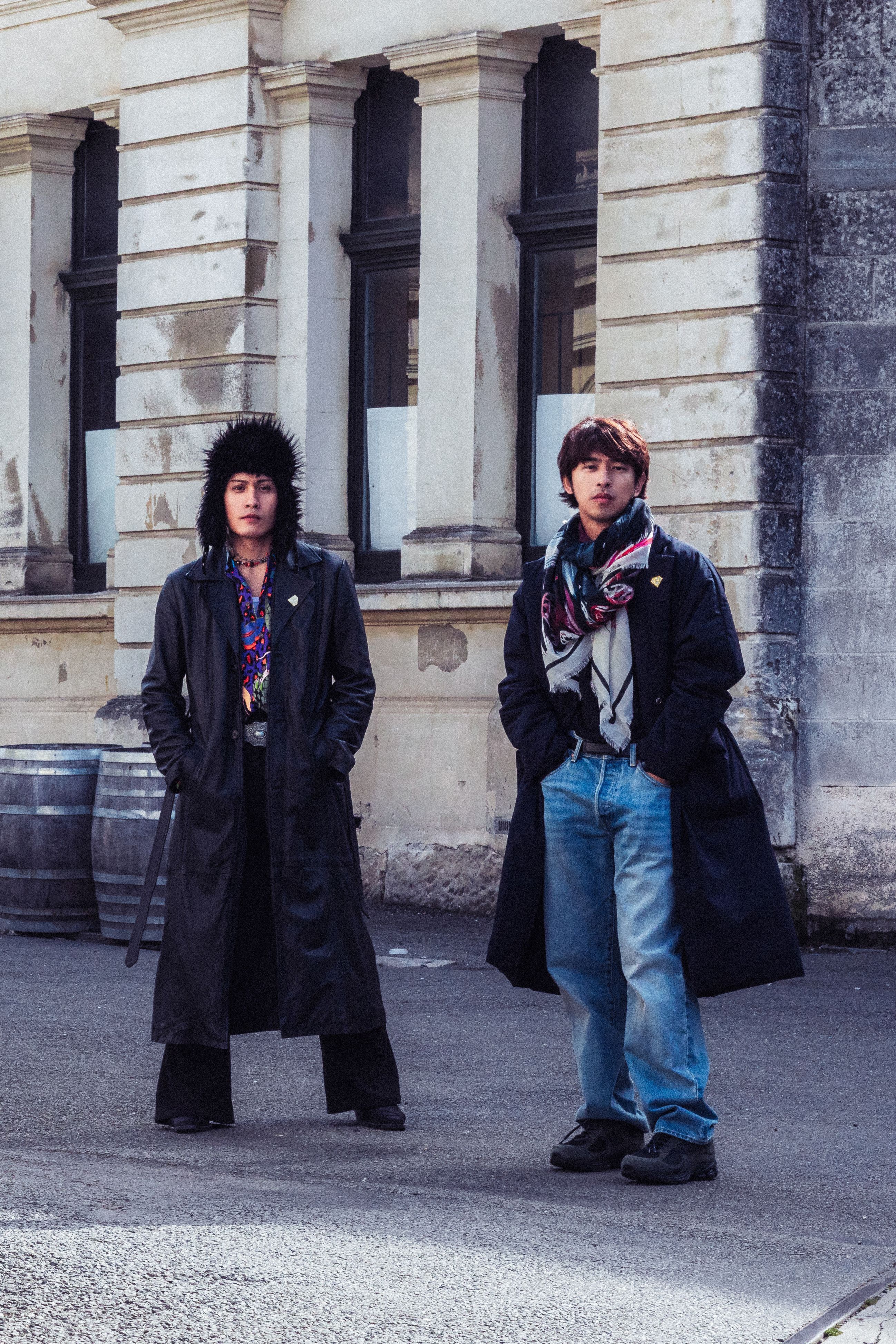 陳柏霖、黃宣於奧馬魯白石小鎮街道上