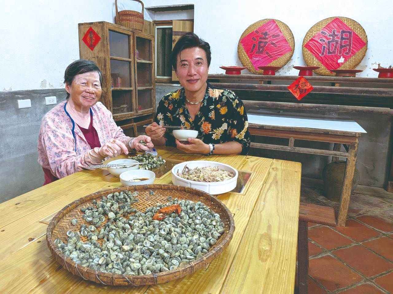 主持人陳鴻與澎湖美麗阿媽共同品嚐當地特色料理
