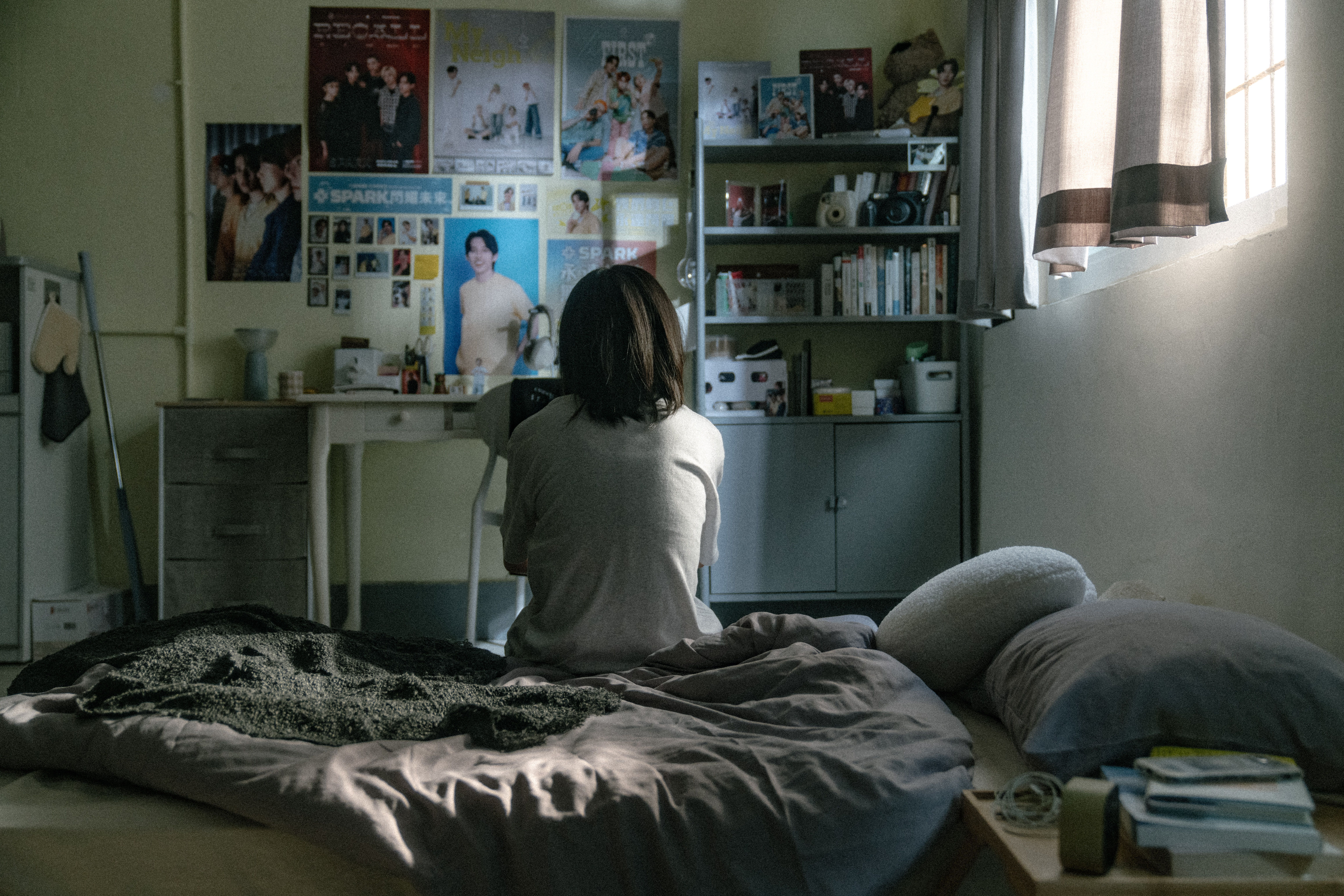 《翌日》熹在房間呆愣地看著偶像 L 的周邊商品