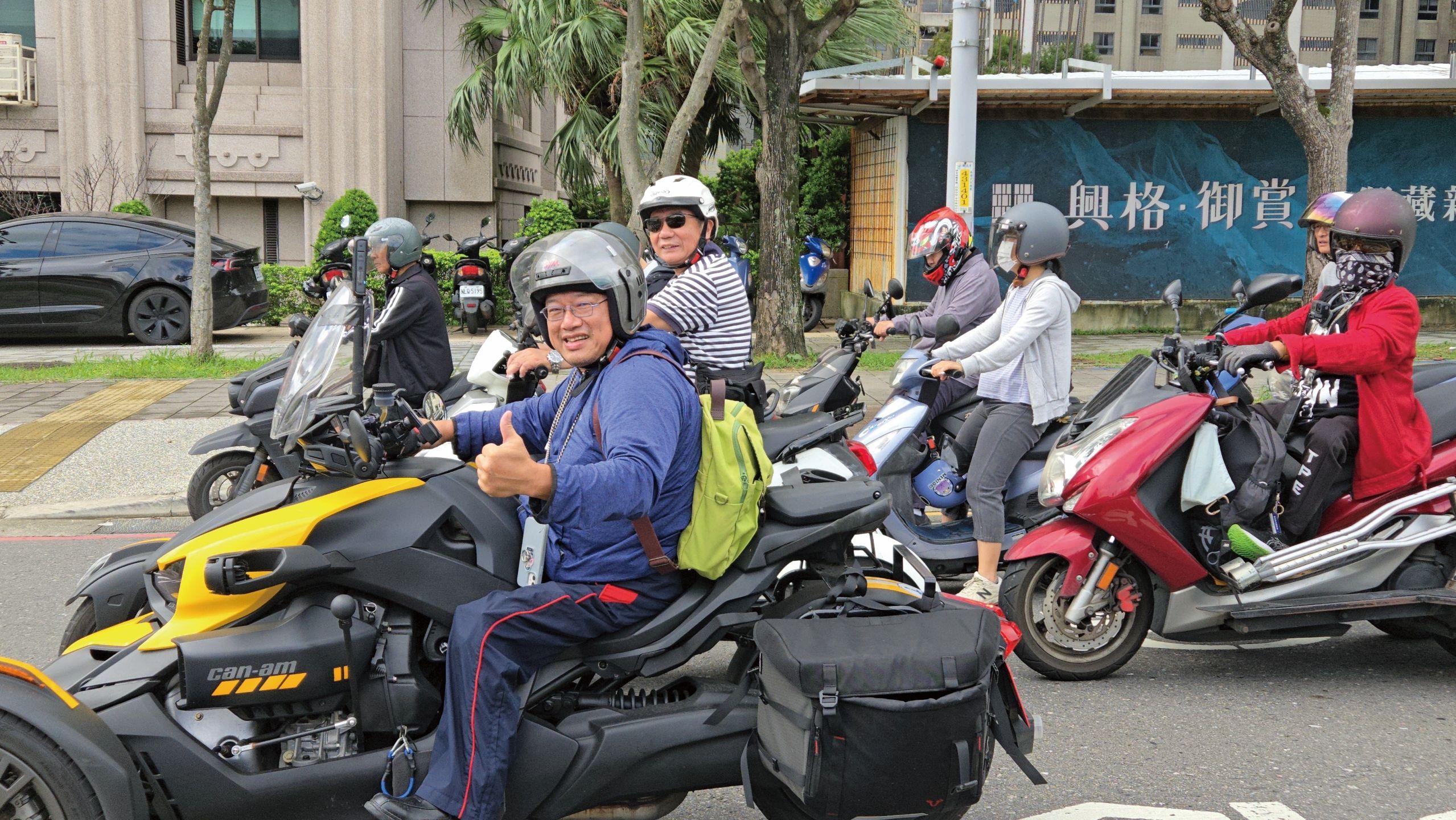 拿到駕照後，李坊良跟其他車友第一次騎乘三輪重機上路