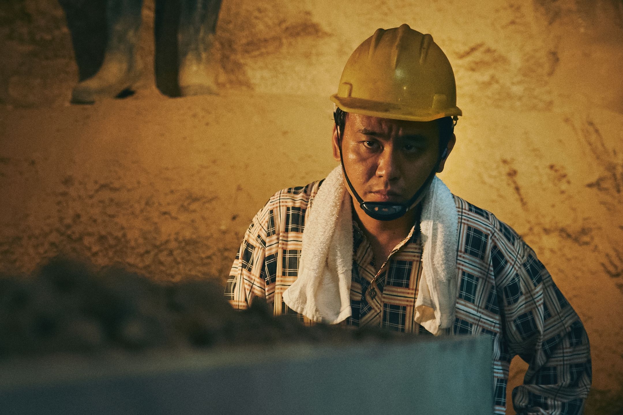 楊大正飾演的吳柏青為了讓家人過上好日子而沉迷投資，卻也是最早發生異狀的人