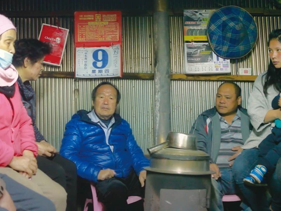 家人圍坐烤火房聊天