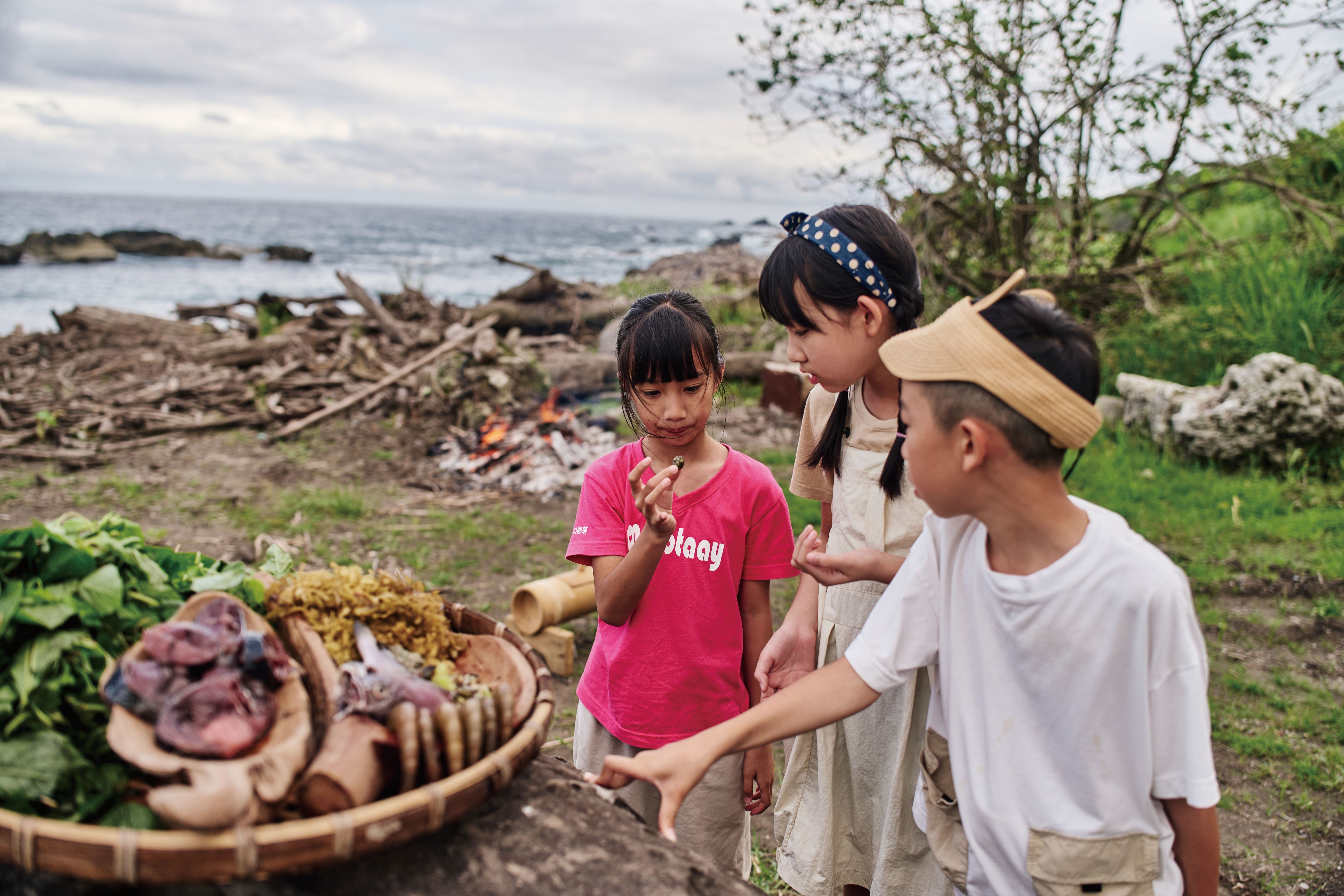 委託人Dongi與沐夏和樂樂在收集石頭火鍋的材料