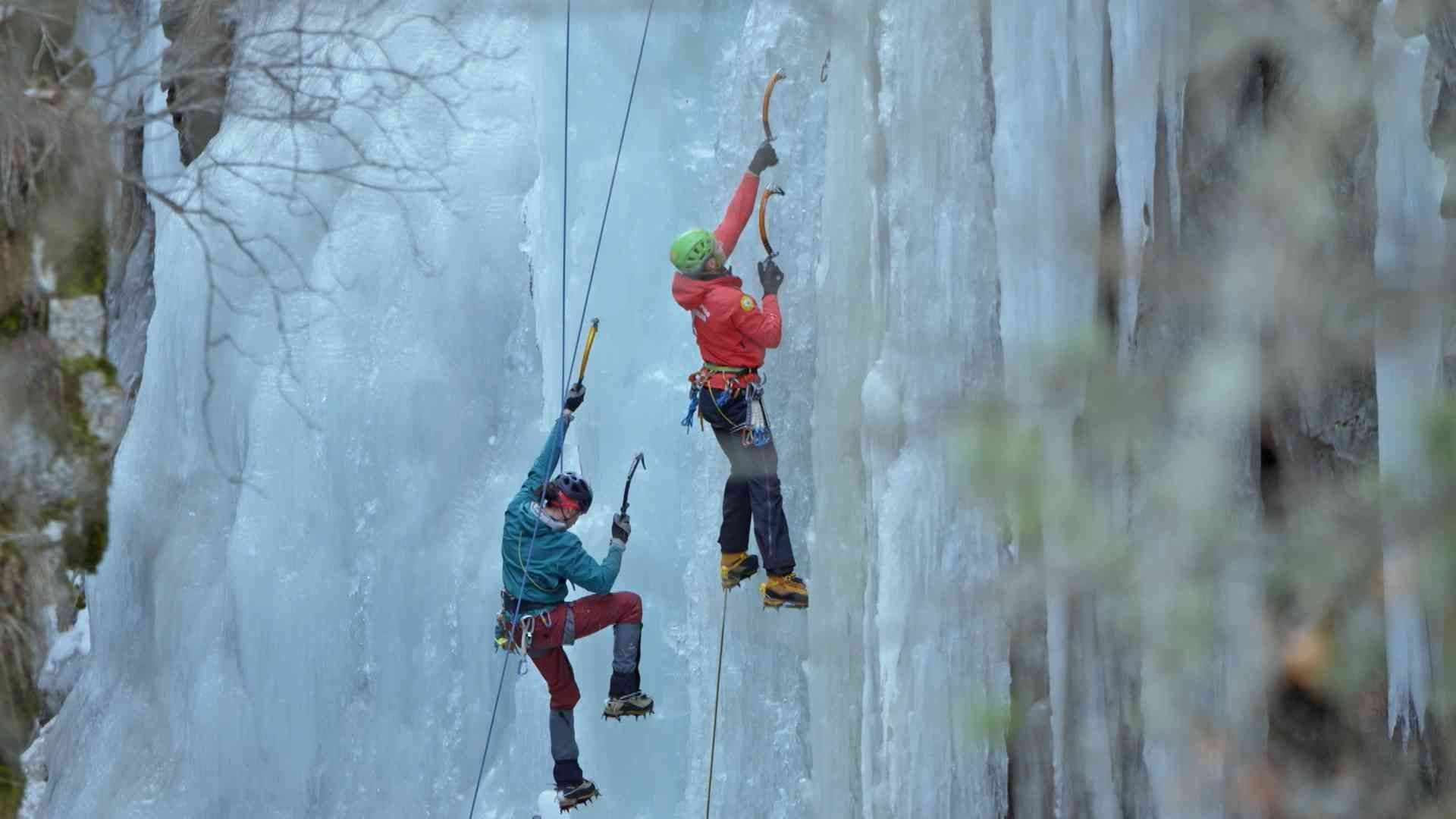 攀冰者挑戰冰封瀑布