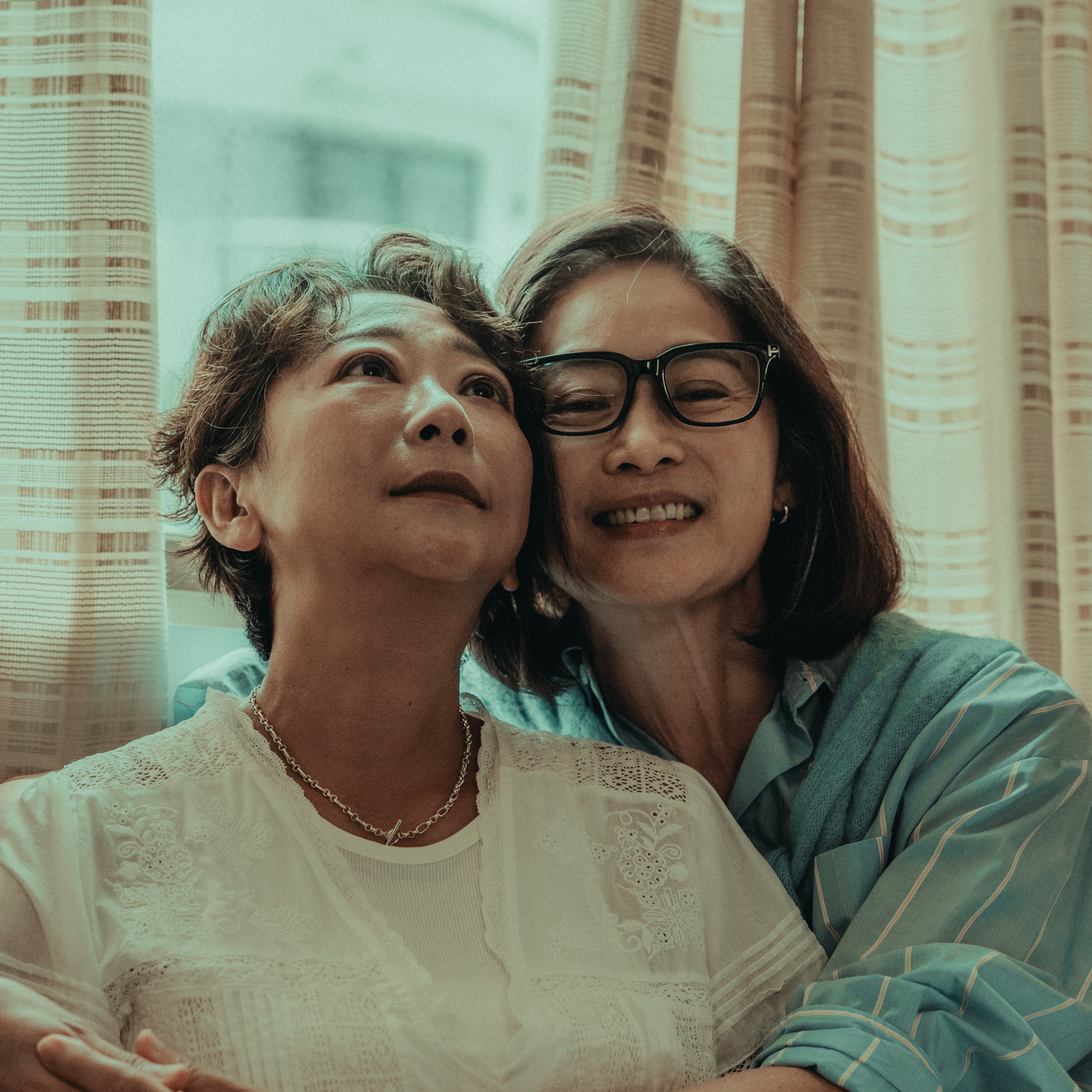 金鐘影后劉瑞琪(右)與曹蘭(左)共譜忘年女女戀