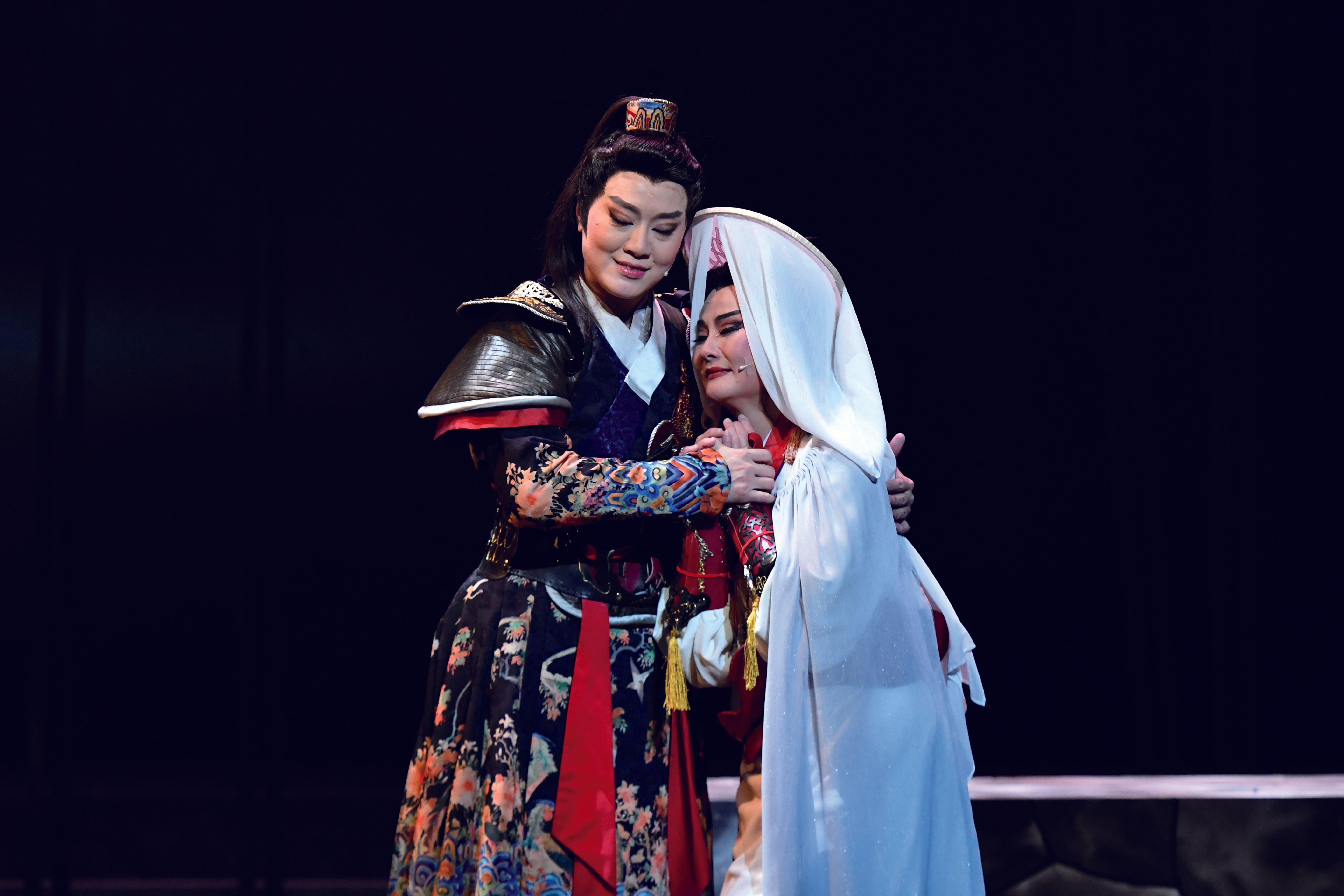 駱成(劉建華飾)與月吳雙(蕭揚玲飾)