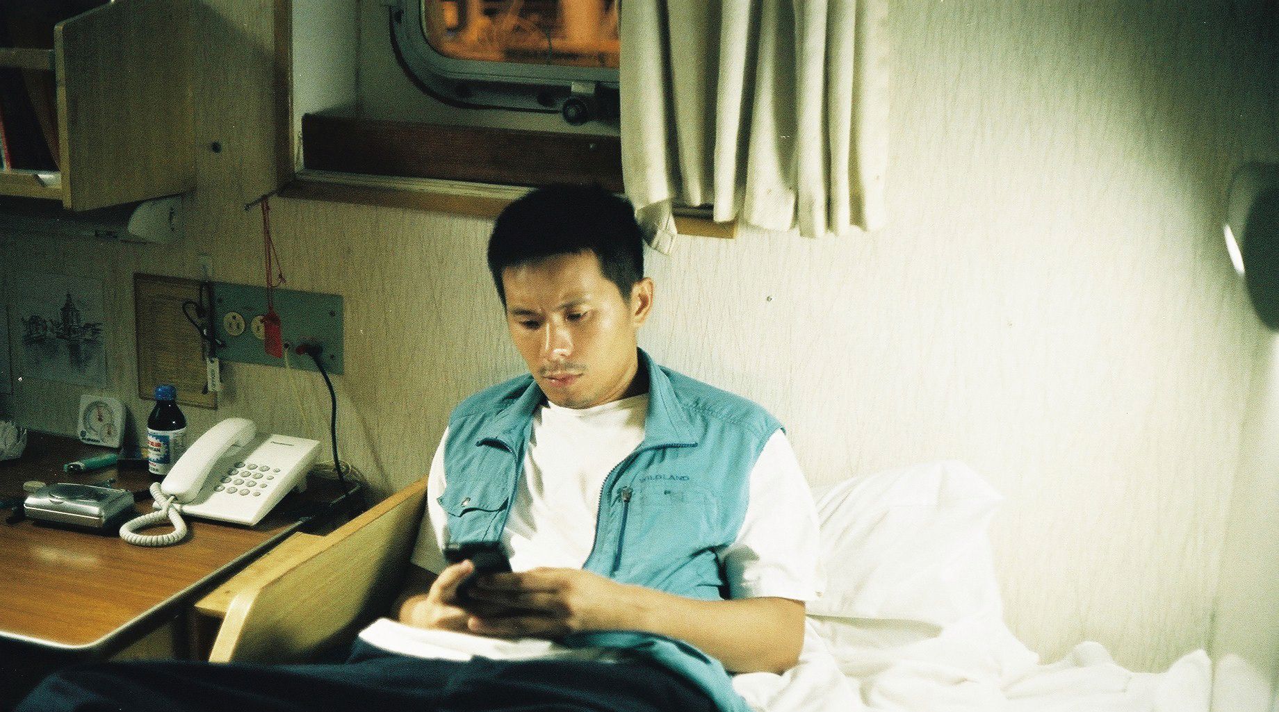 《下錨》安仔收到囤積成堆的訊息，其中一封是父親過世的噩耗