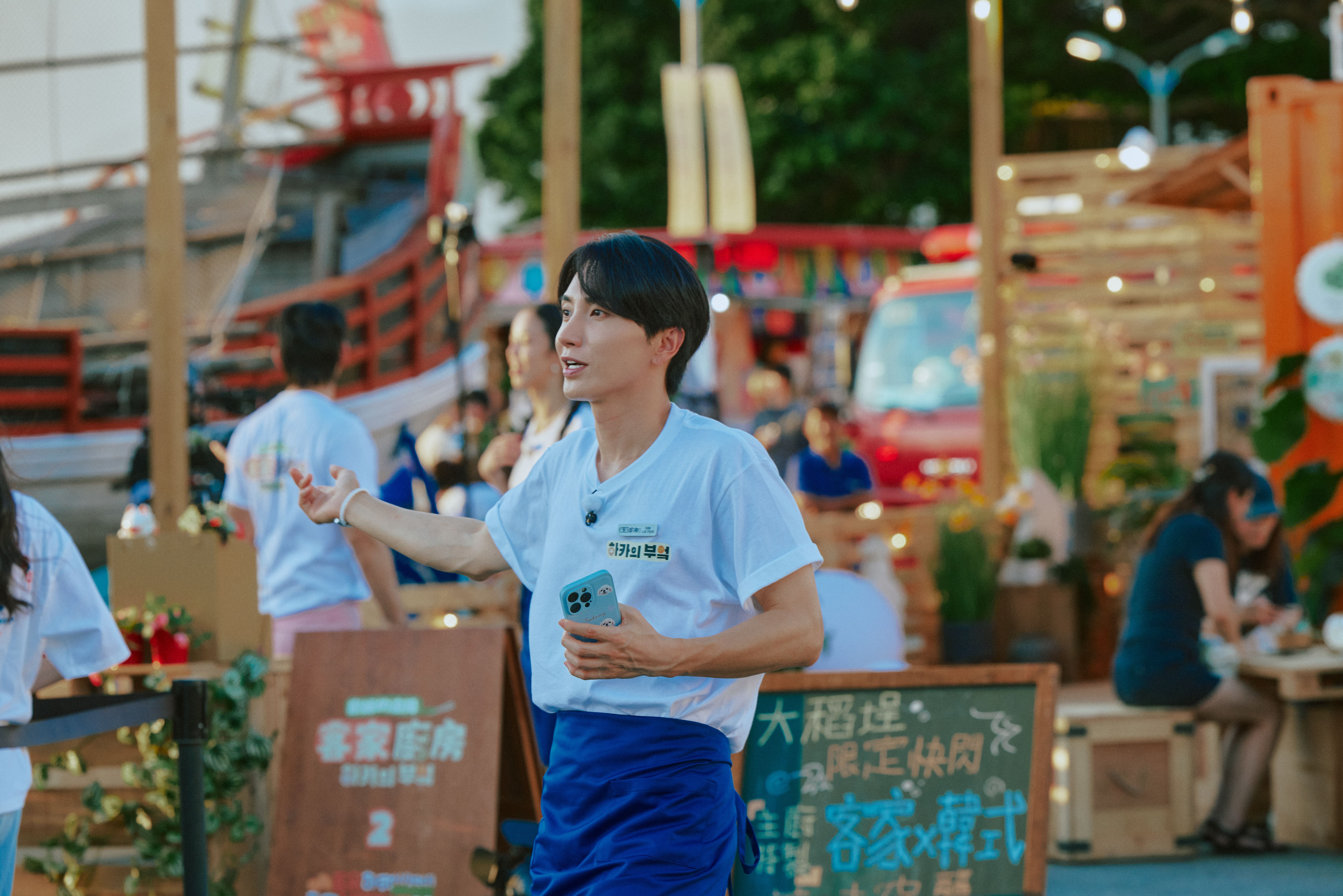 利特在大稻埕的貨櫃餐廳現場賣力招呼顧客