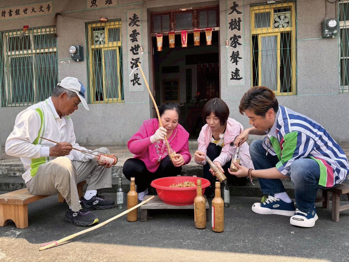 禾埕下擠高麗菜乾