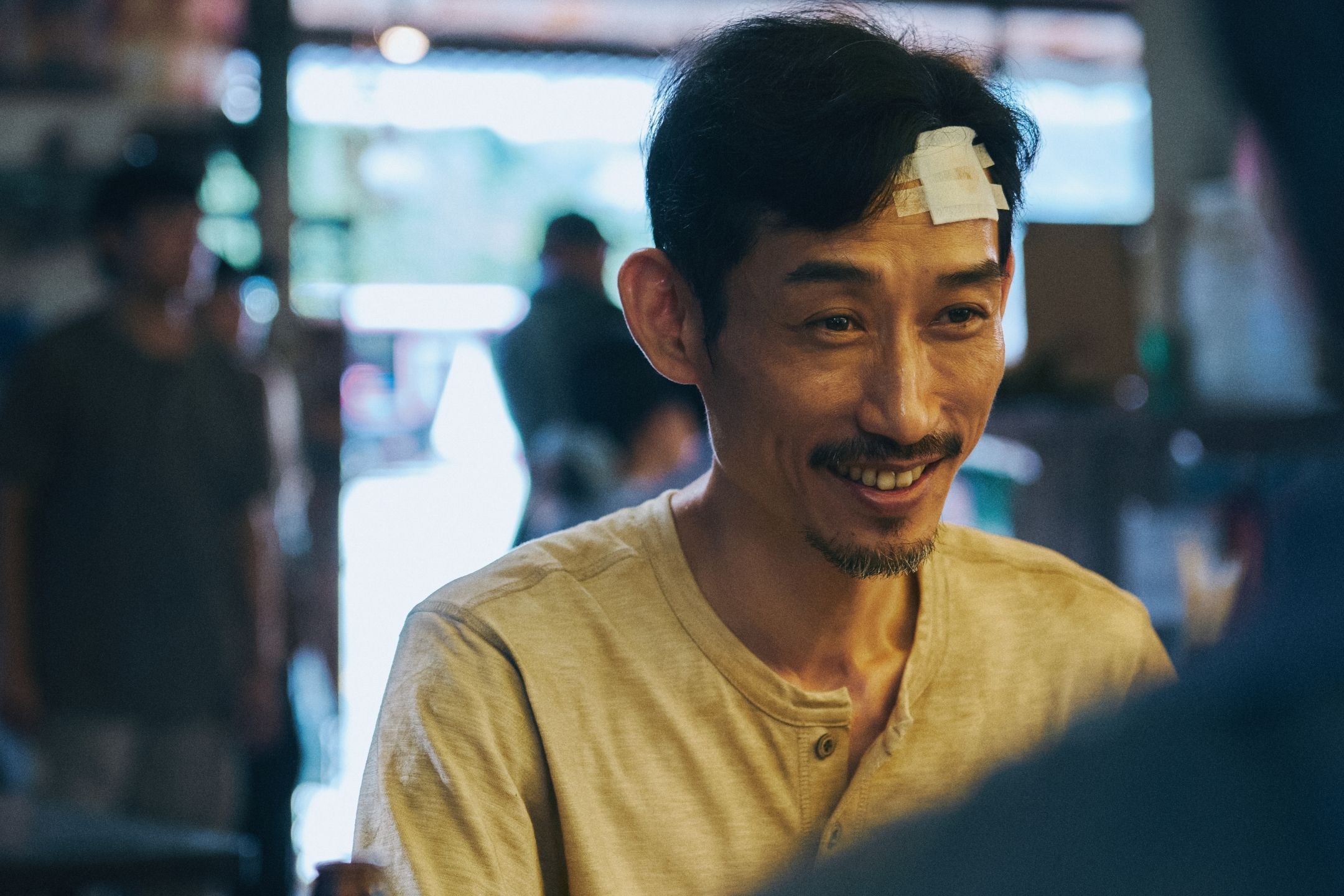 陳竹昇飾演工班裡講話最直、最嗆的萬欽，是事發後力主抗爭的要角