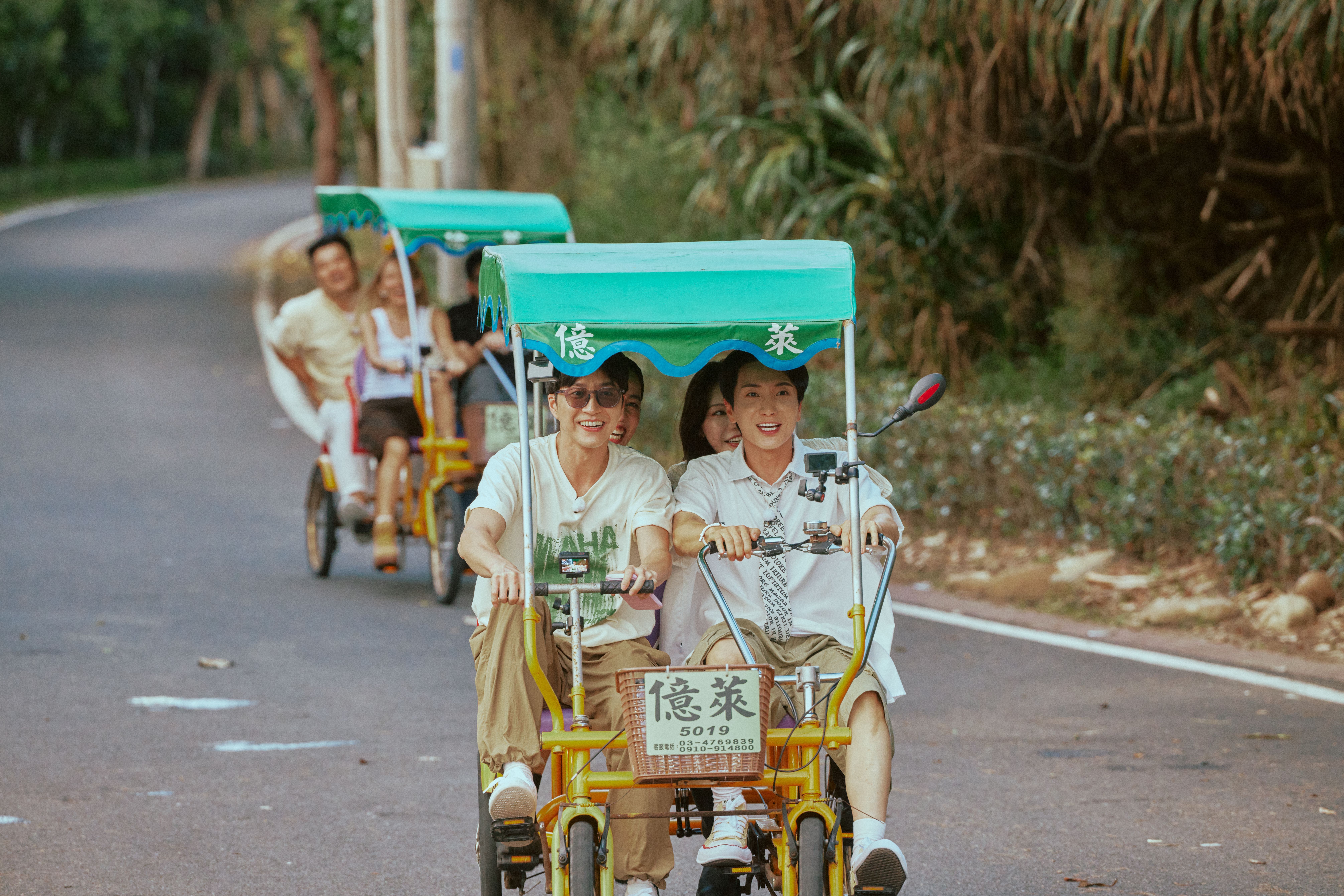 成員們在永安漁港乘著海風騎協力車相互追逐