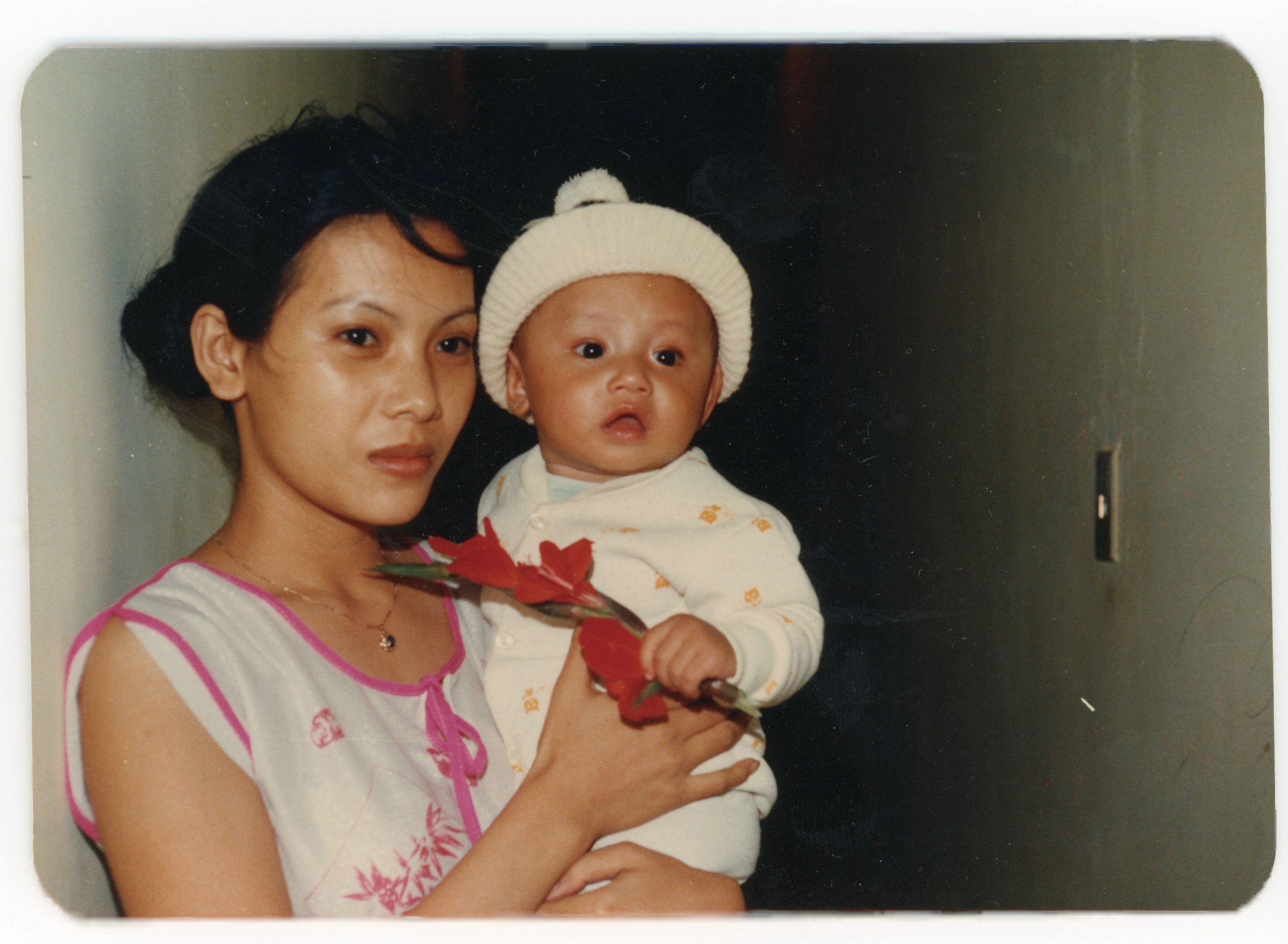 阮國越1982年生於澎湖講美難民營，他與父母現居美國，多次回澎湖尋根