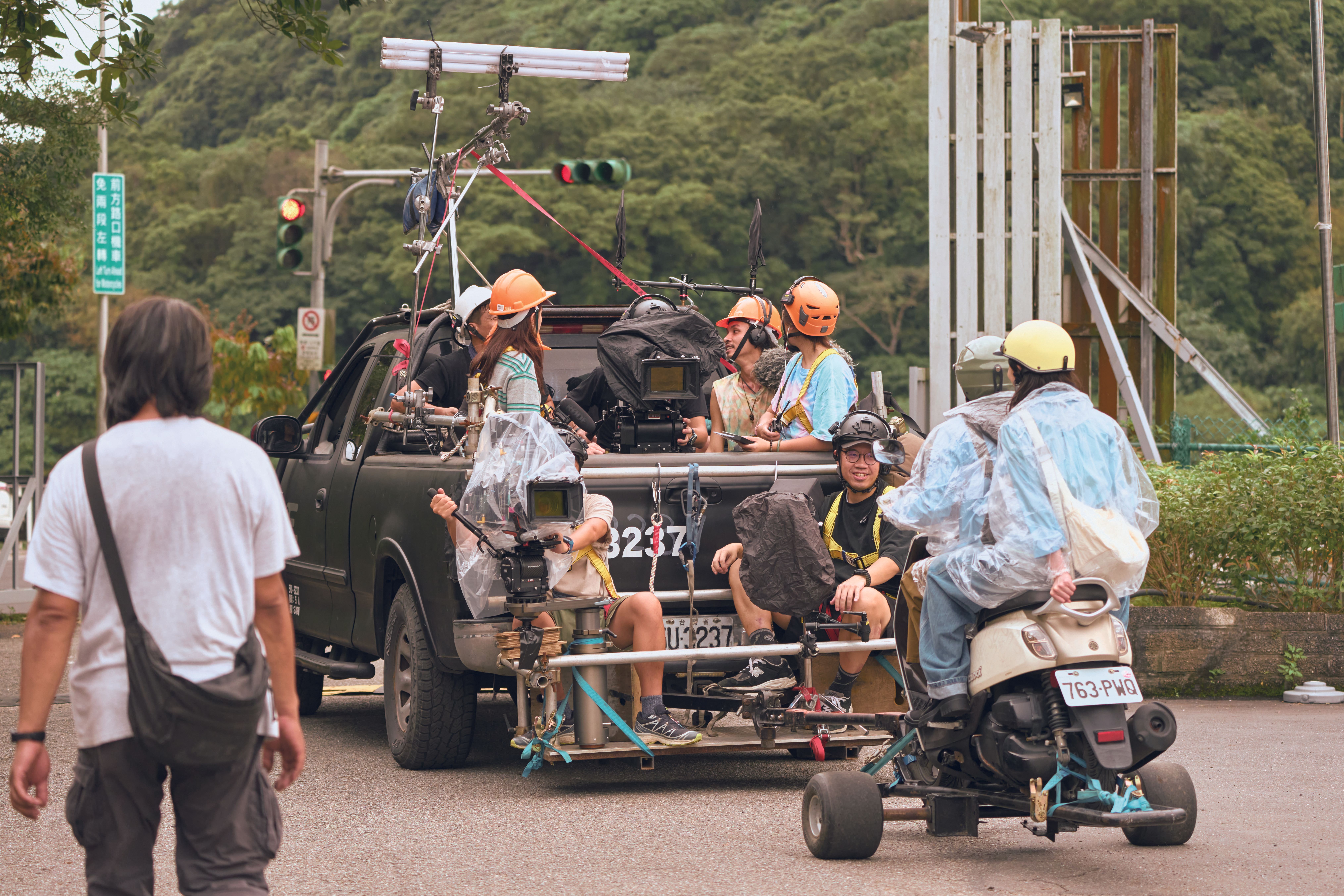 工作人員進行車拍