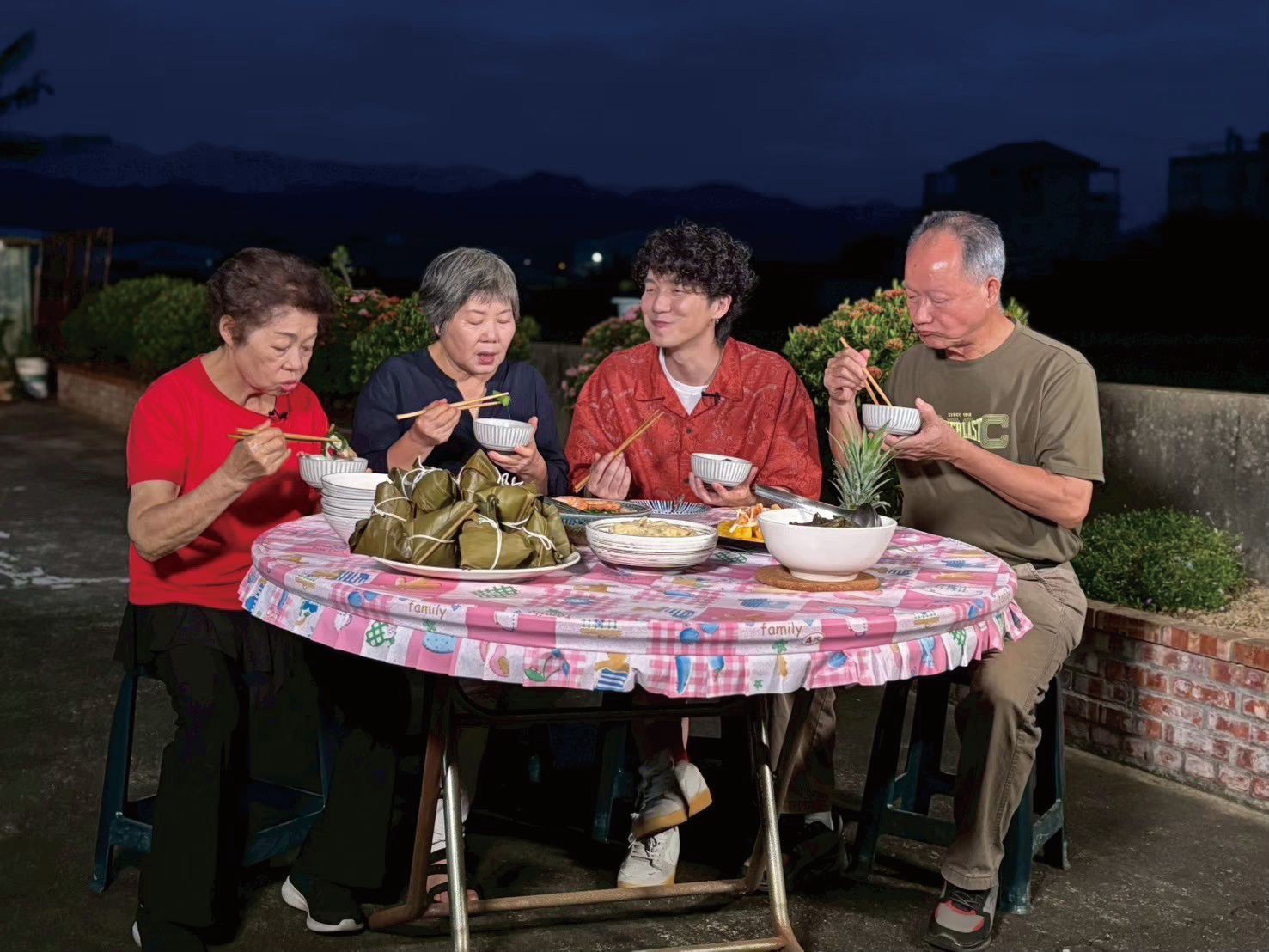 一家人歡聚餐桌