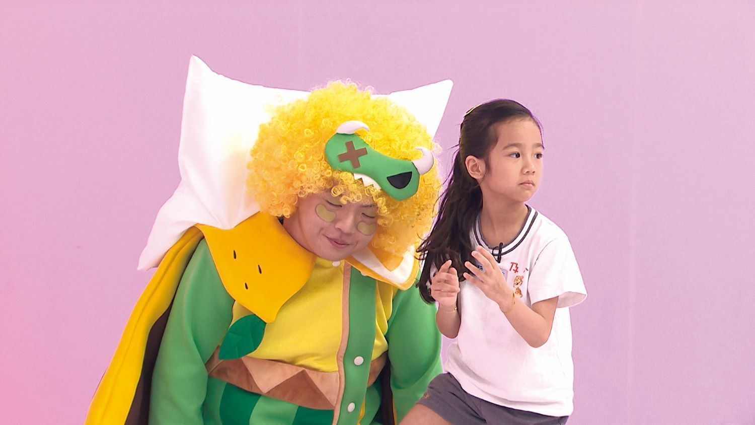女孩小心翼翼，怕把瞌睡魔王吵醒