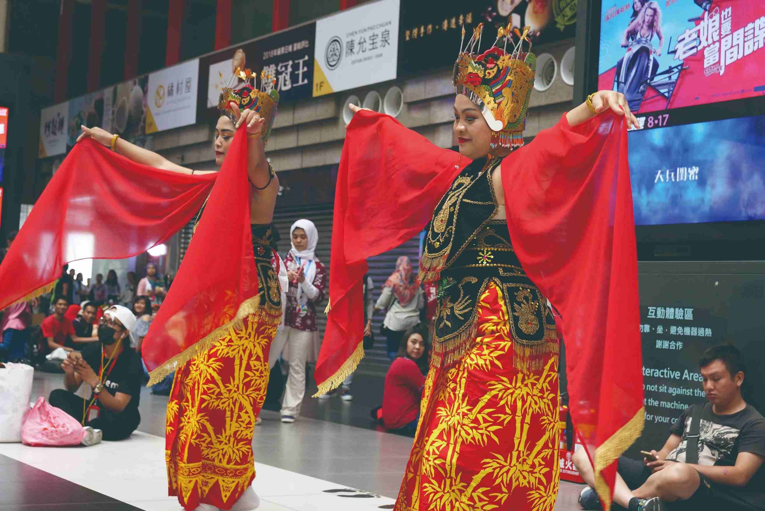 台北車站大廳的印尼傳統舞