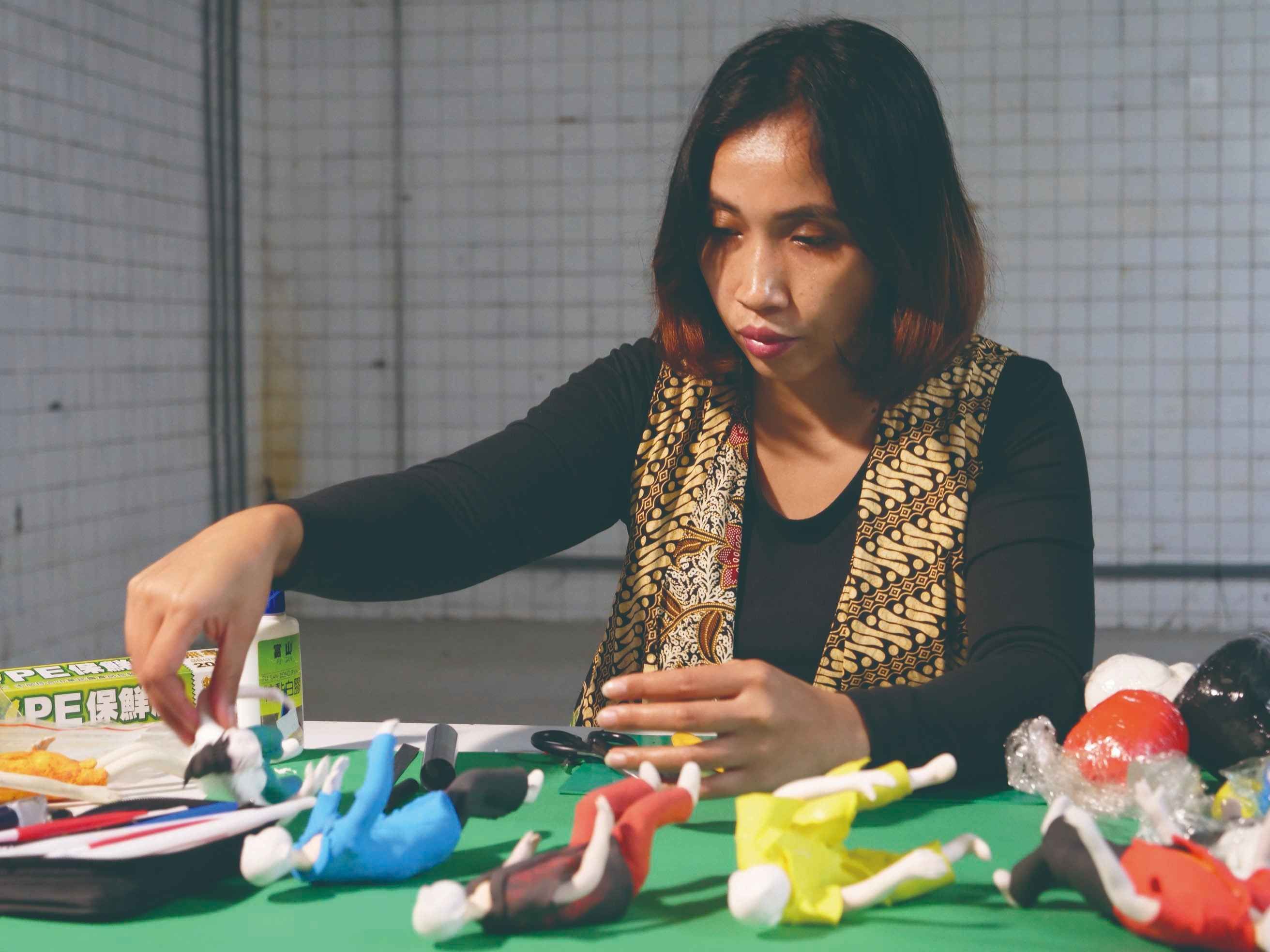 來台工作撐家計的單親媽媽 Pindy,也是紙黏土藝術家